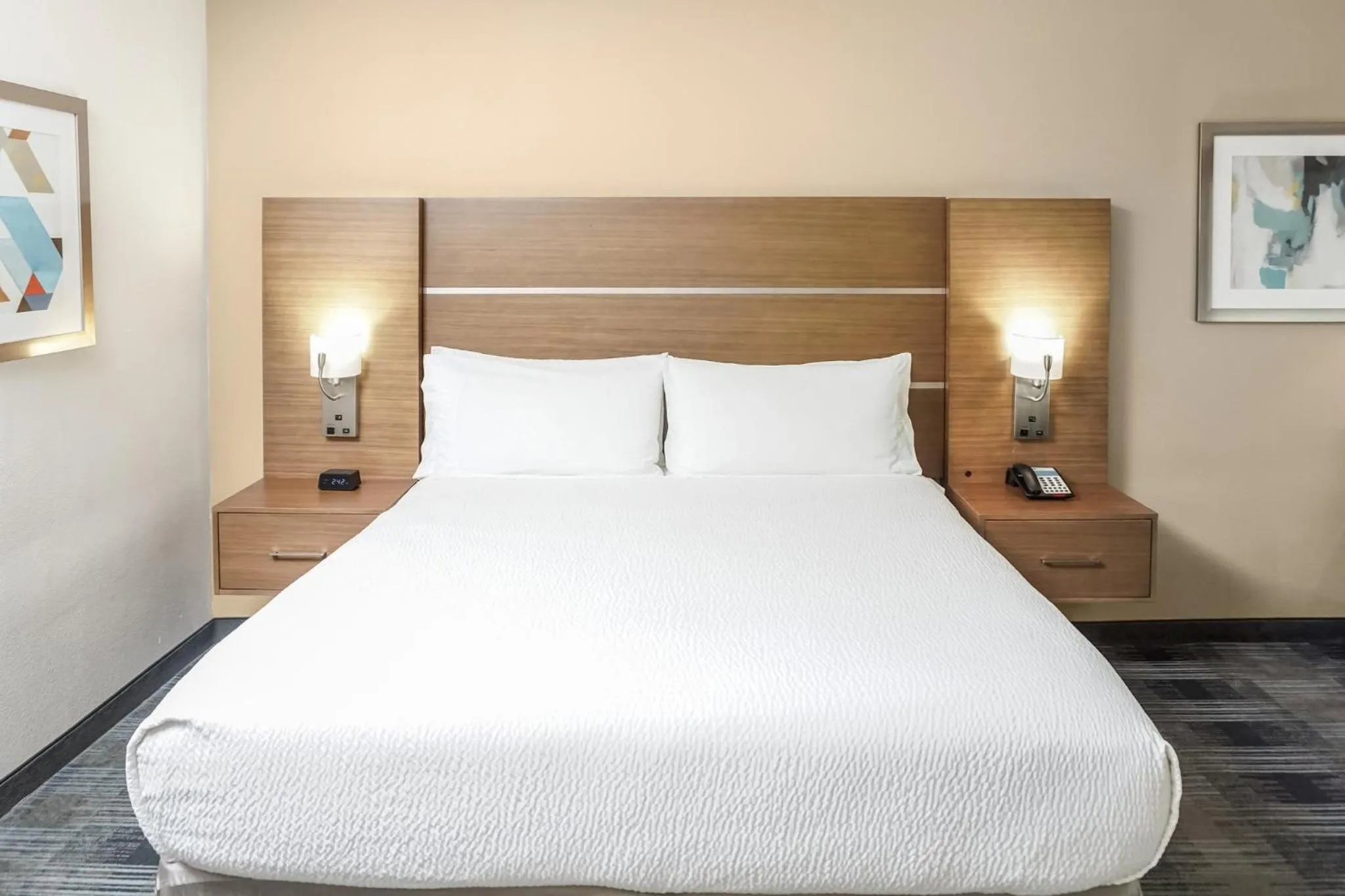 Photo of the whole room, Bed in Holiday Inn Express & Suites - Houston Westchase - Westheimer by IHG