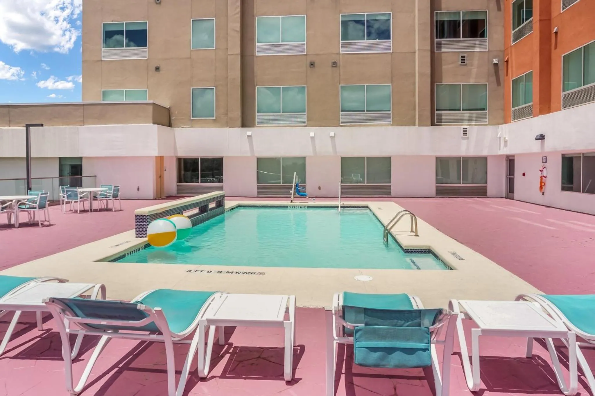 Swimming pool in Holiday Inn Express & Suites - Houston Westchase - Westheimer by IHG