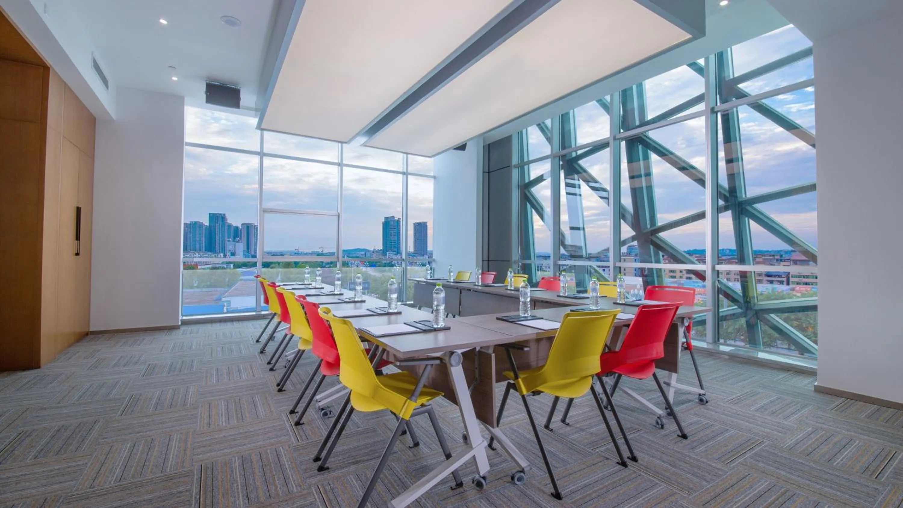 Meeting/conference room in Holiday Inn Express Mianyang High-Tech Zone by IHG