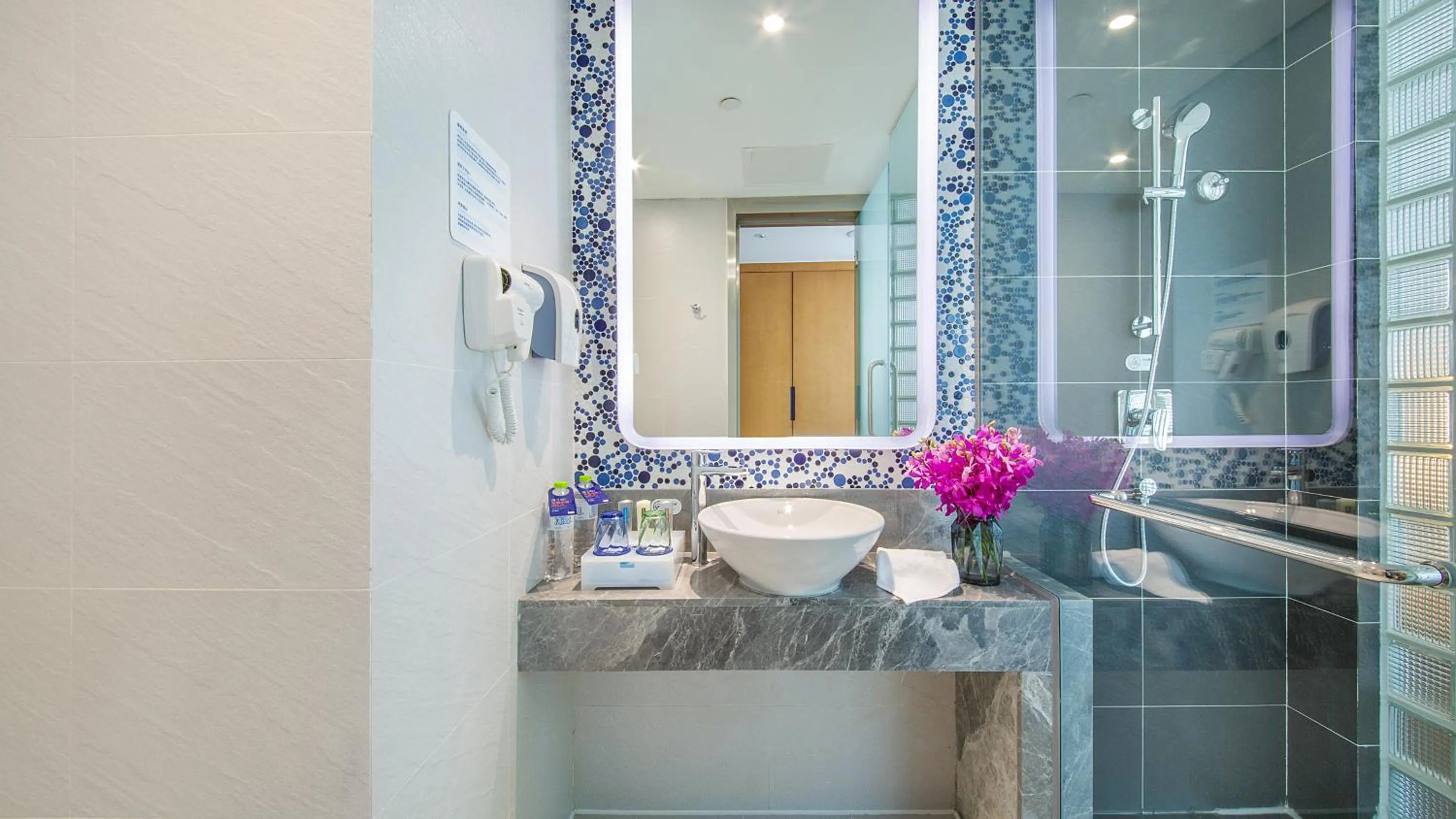 Toilet in Holiday Inn Express Mianyang High-Tech Zone by IHG