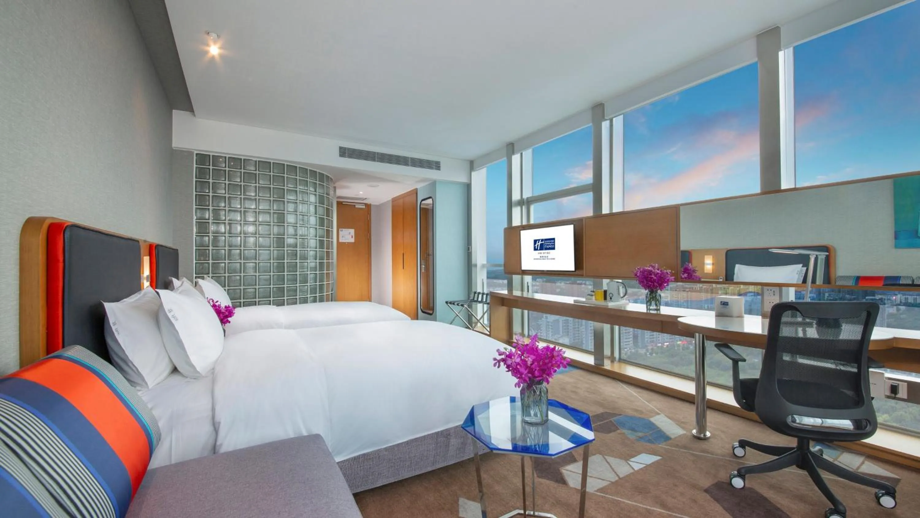 Photo of the whole room, Bed in Holiday Inn Express Mianyang High-Tech Zone by IHG