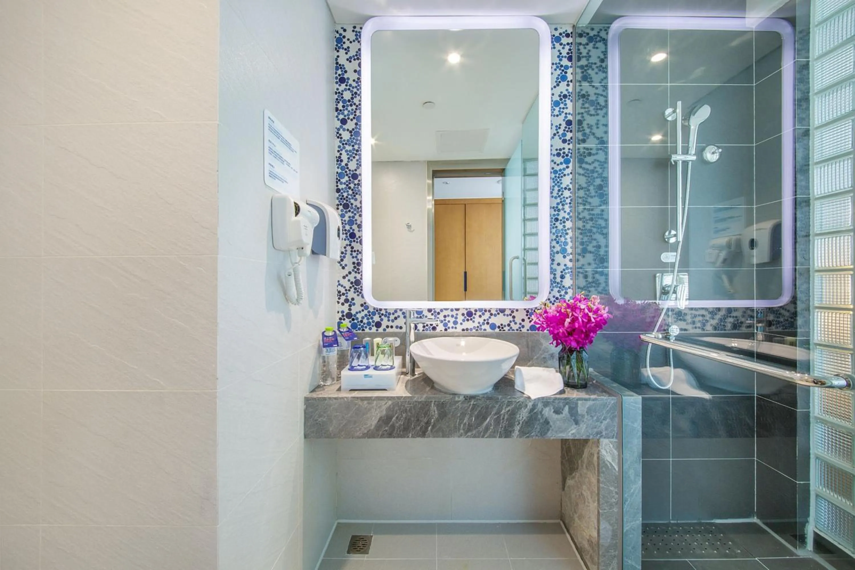 Bathroom in Holiday Inn Express Mianyang High-Tech Zone by IHG