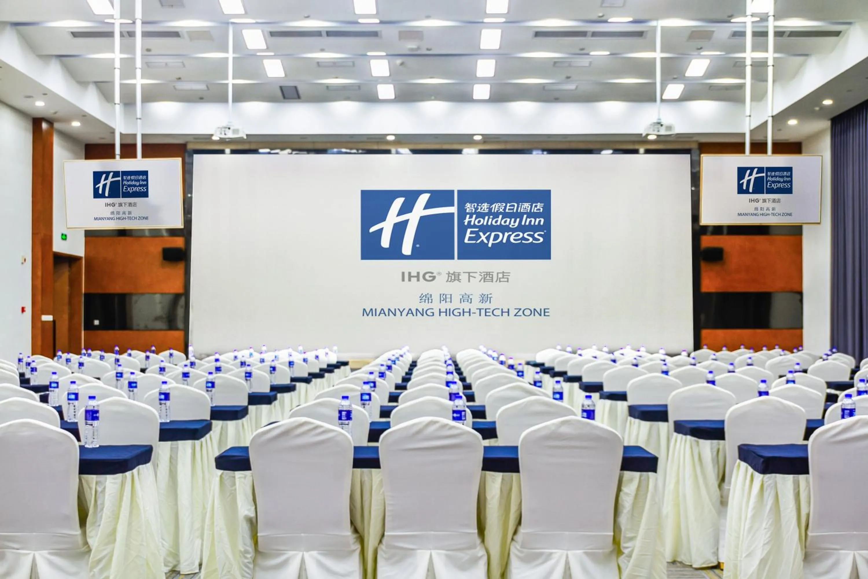 Meeting/conference room in Holiday Inn Express Mianyang High-Tech Zone by IHG