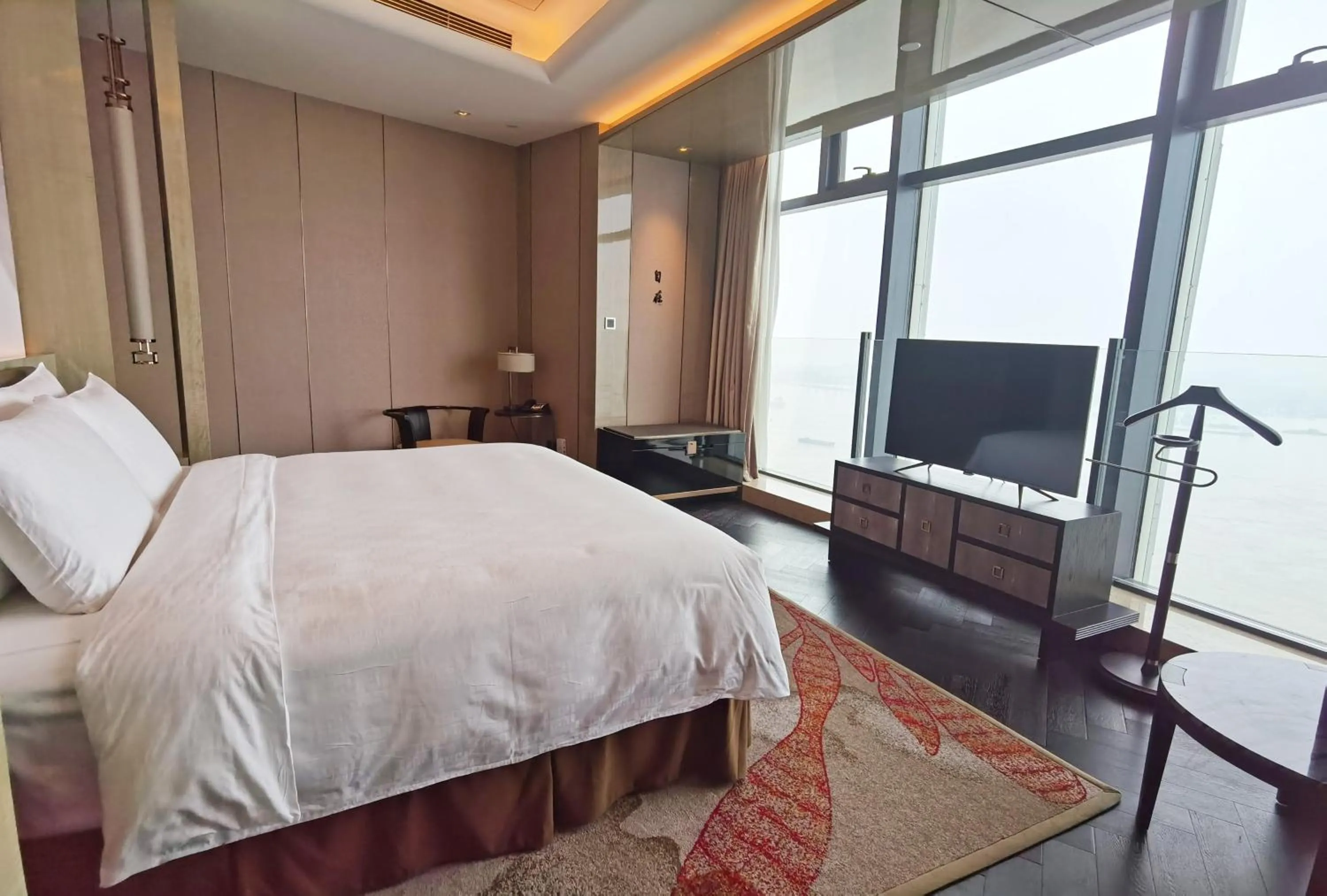 Photo of the whole room, Bed in HUALUXE Wuhu