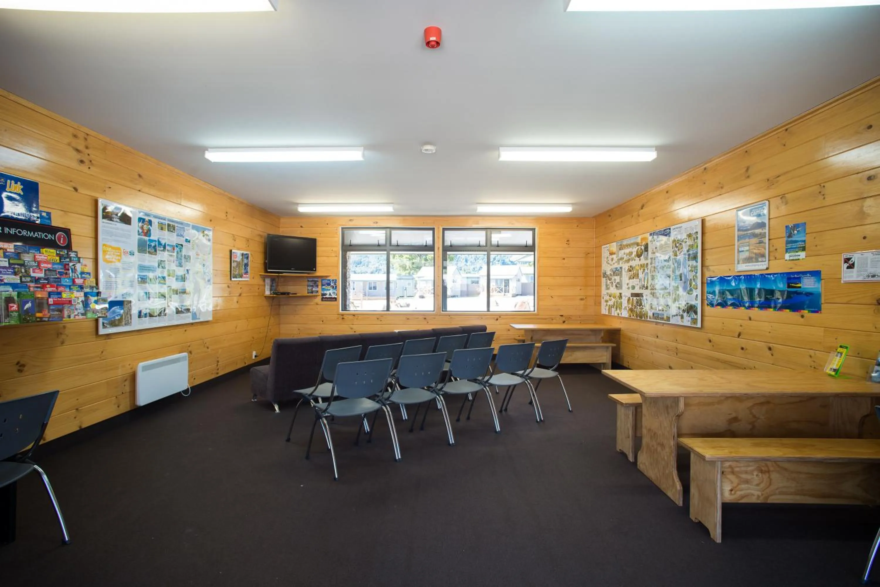 Communal lounge/ TV room in Fox Glacier TOP 10 Holiday Park & Motels