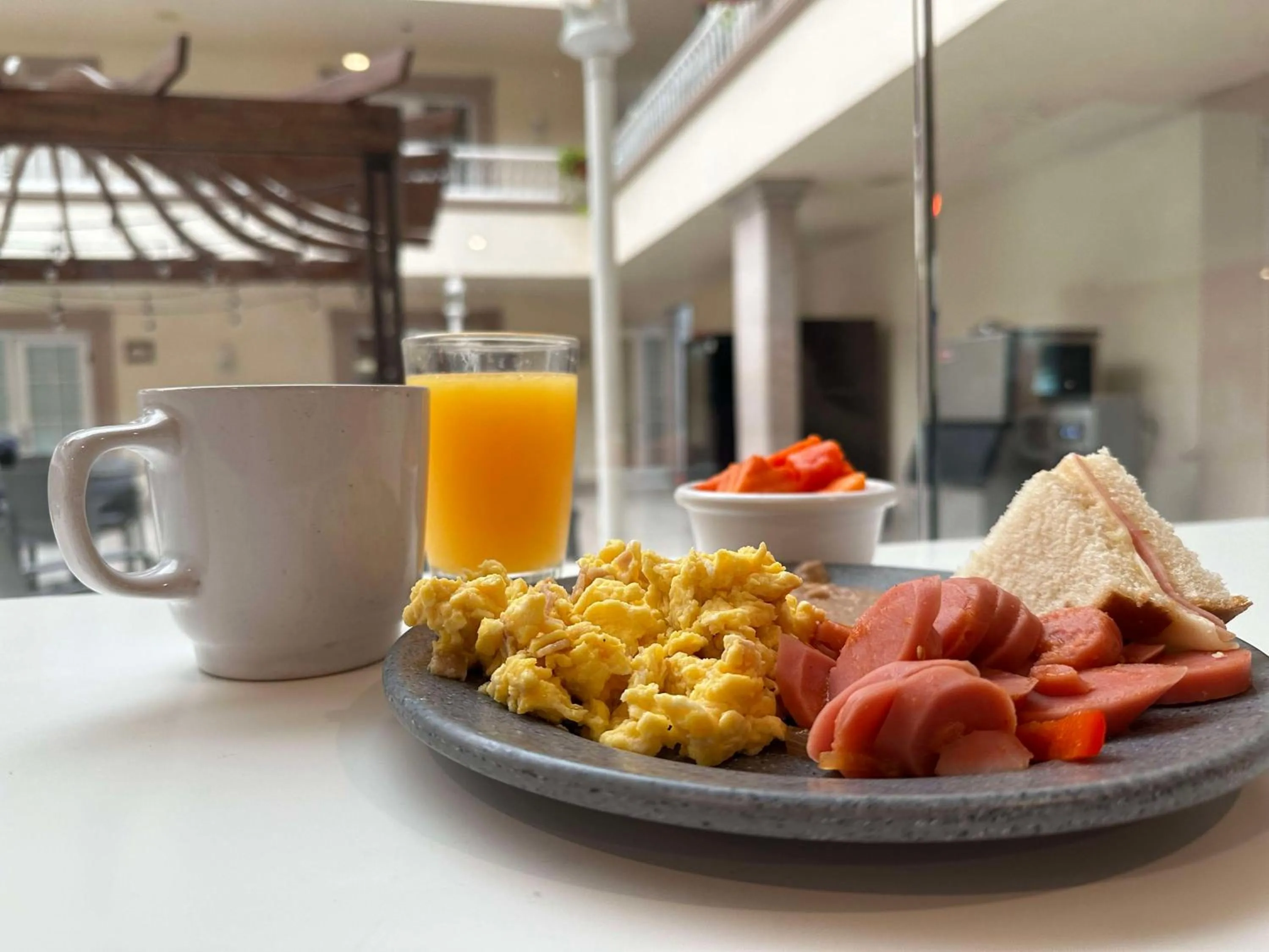 Food and drinks in Best Western PLUS Monterrey Colón