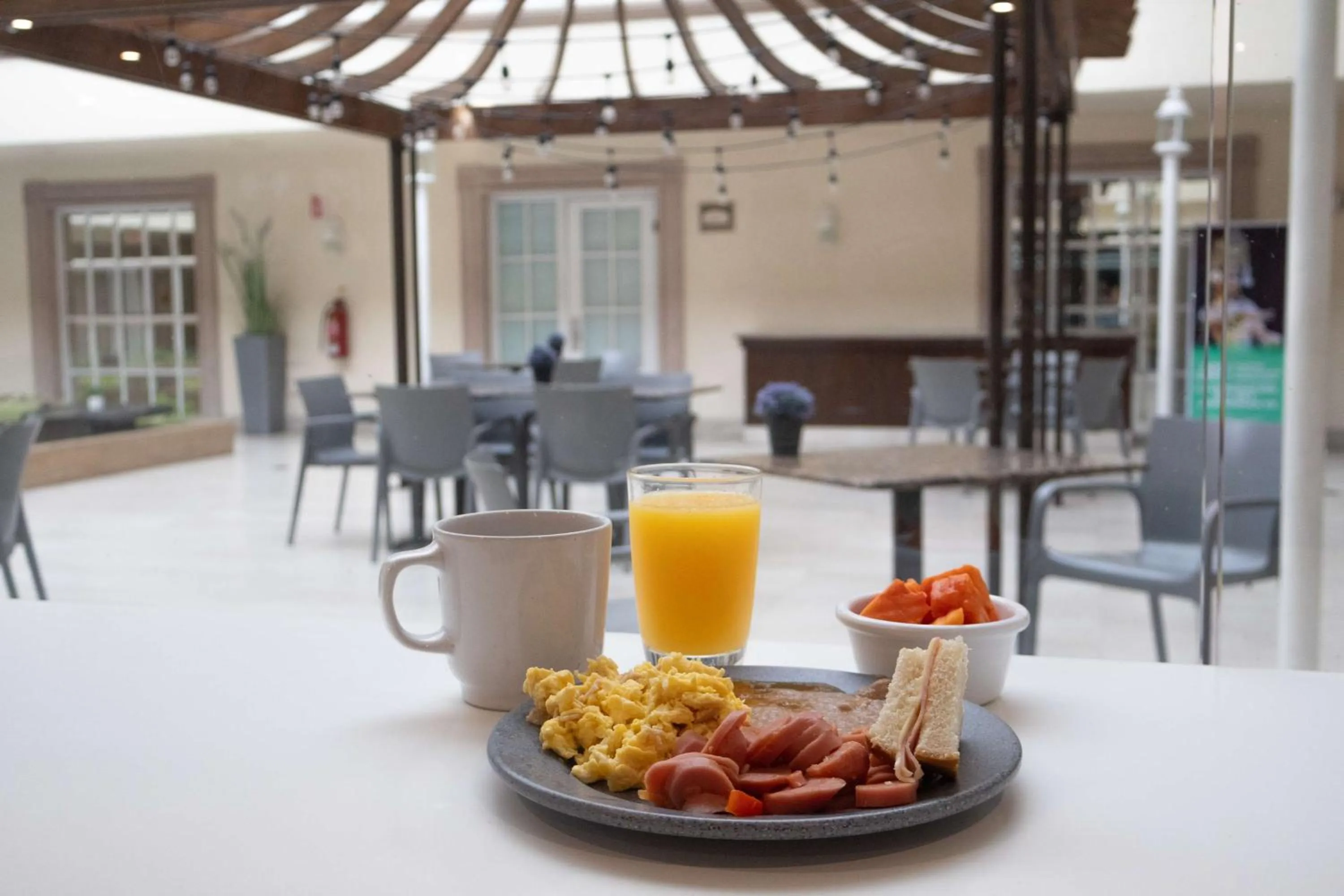 Food and drinks in Best Western PLUS Monterrey Colón