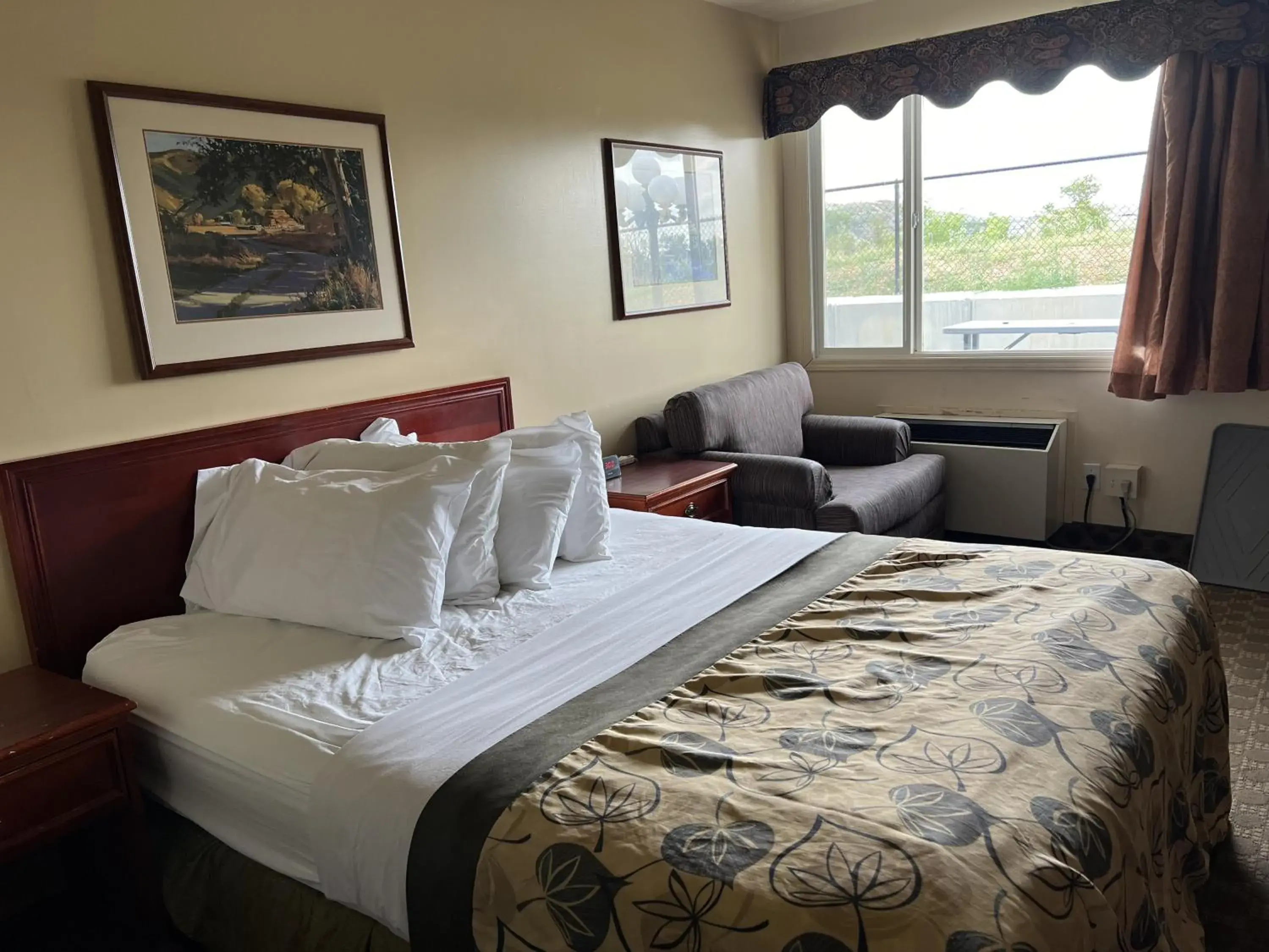 Queen Room - Disability Access in Travelodge by Wyndham Drumheller AB Queen Room - Disability Access in Travelodge by Wyndham Drumheller AB