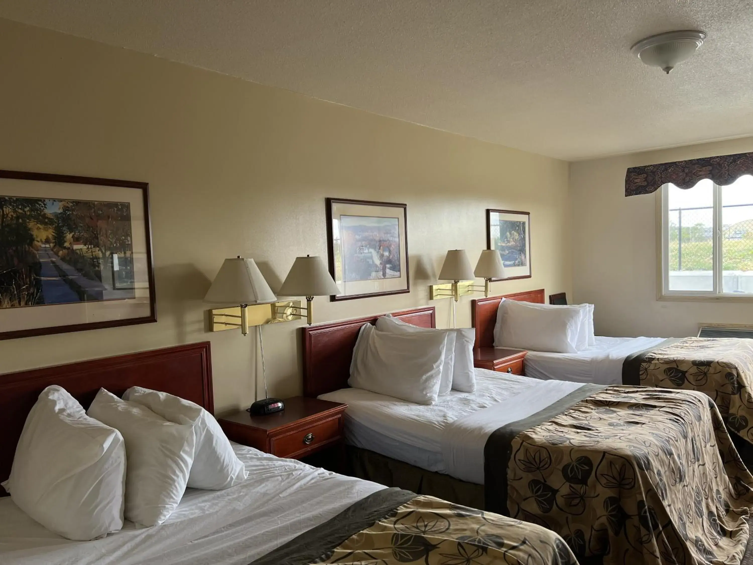 Deluxe Triple Room in Travelodge by Wyndham Drumheller AB Deluxe Triple Room in Travelodge by Wyndham Drumheller AB