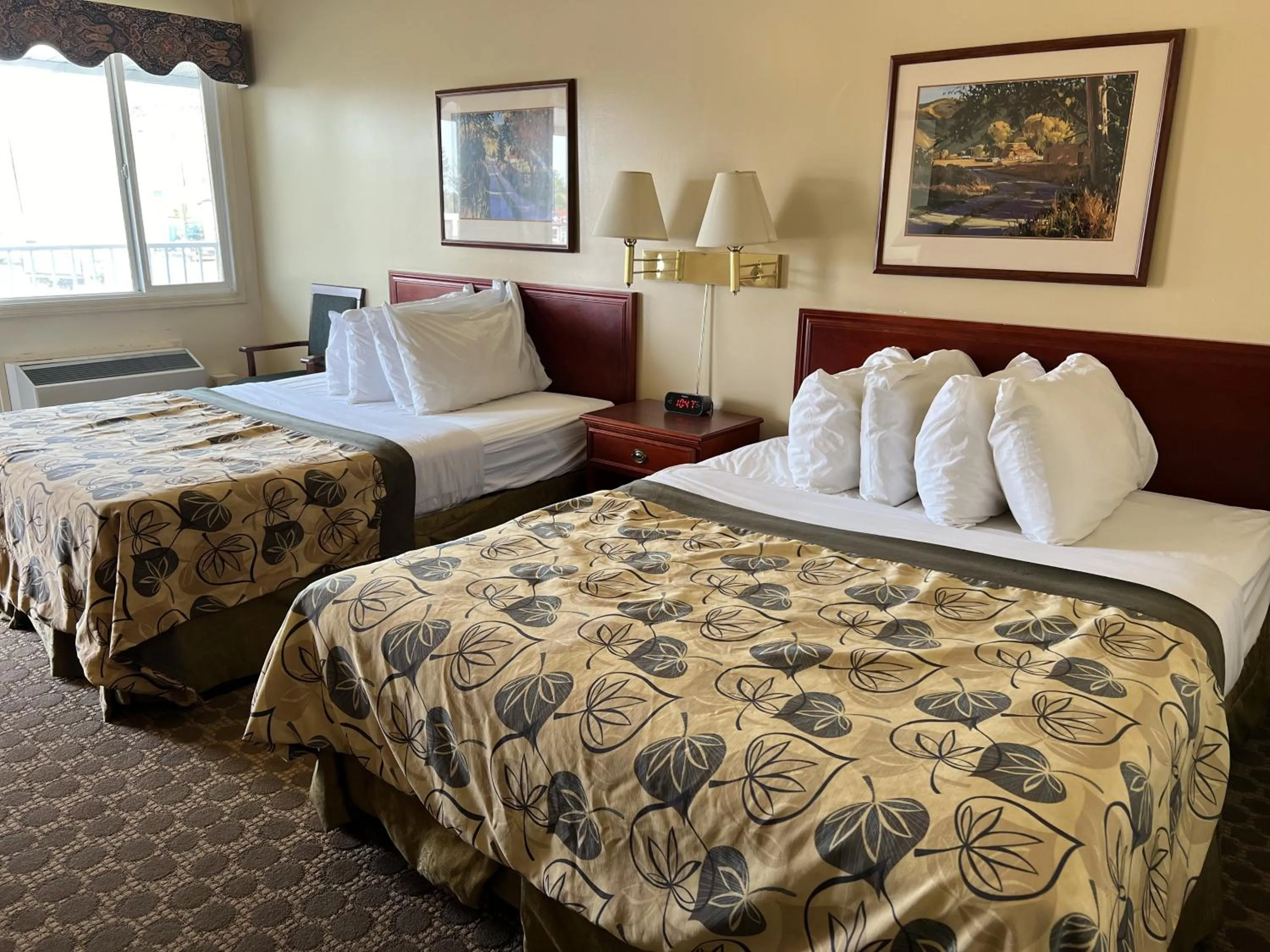 Bed in Travelodge by Wyndham Drumheller AB