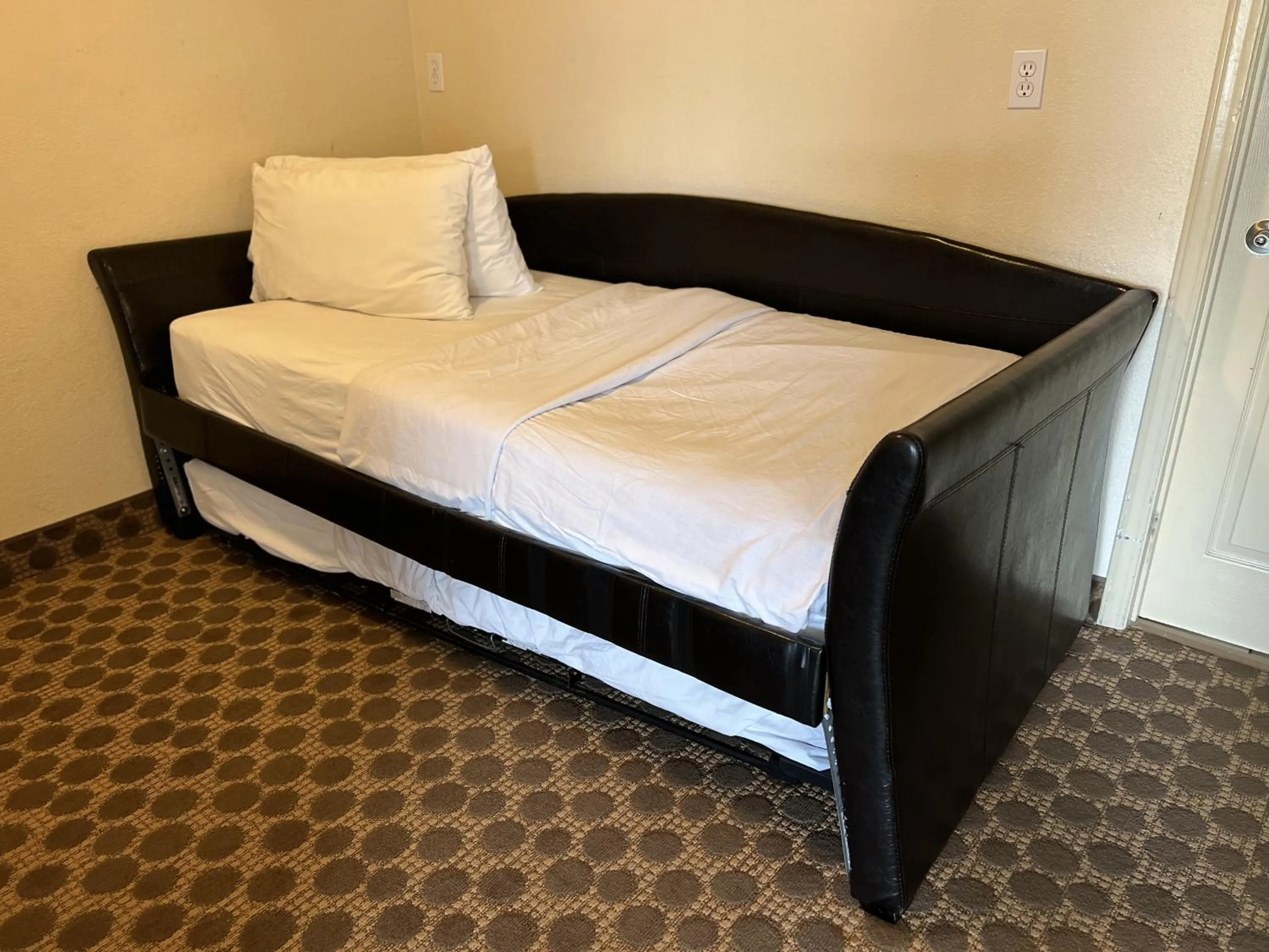 Bed in Travelodge by Wyndham Drumheller AB