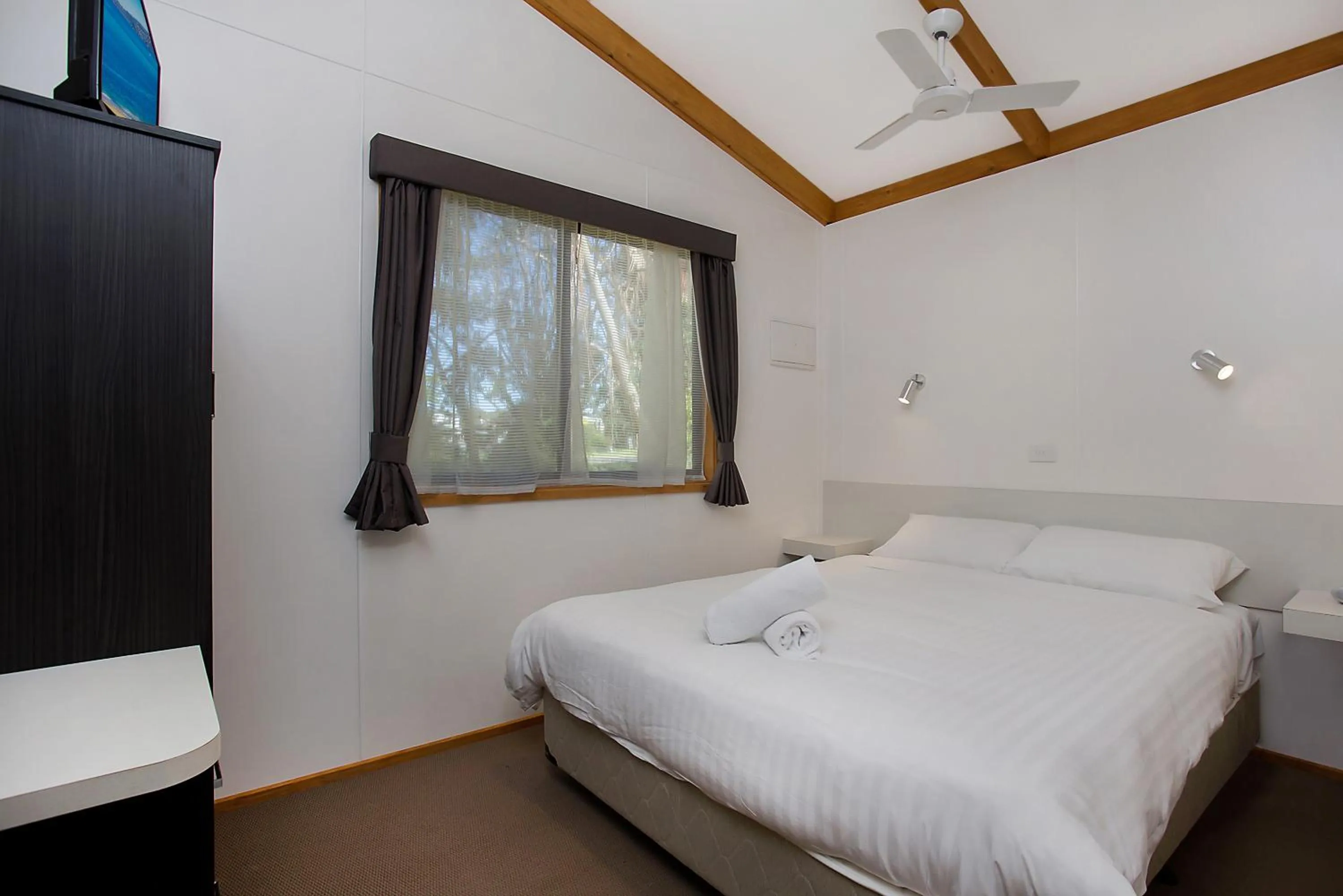 Bedroom, Bed in Portland Tourist Park