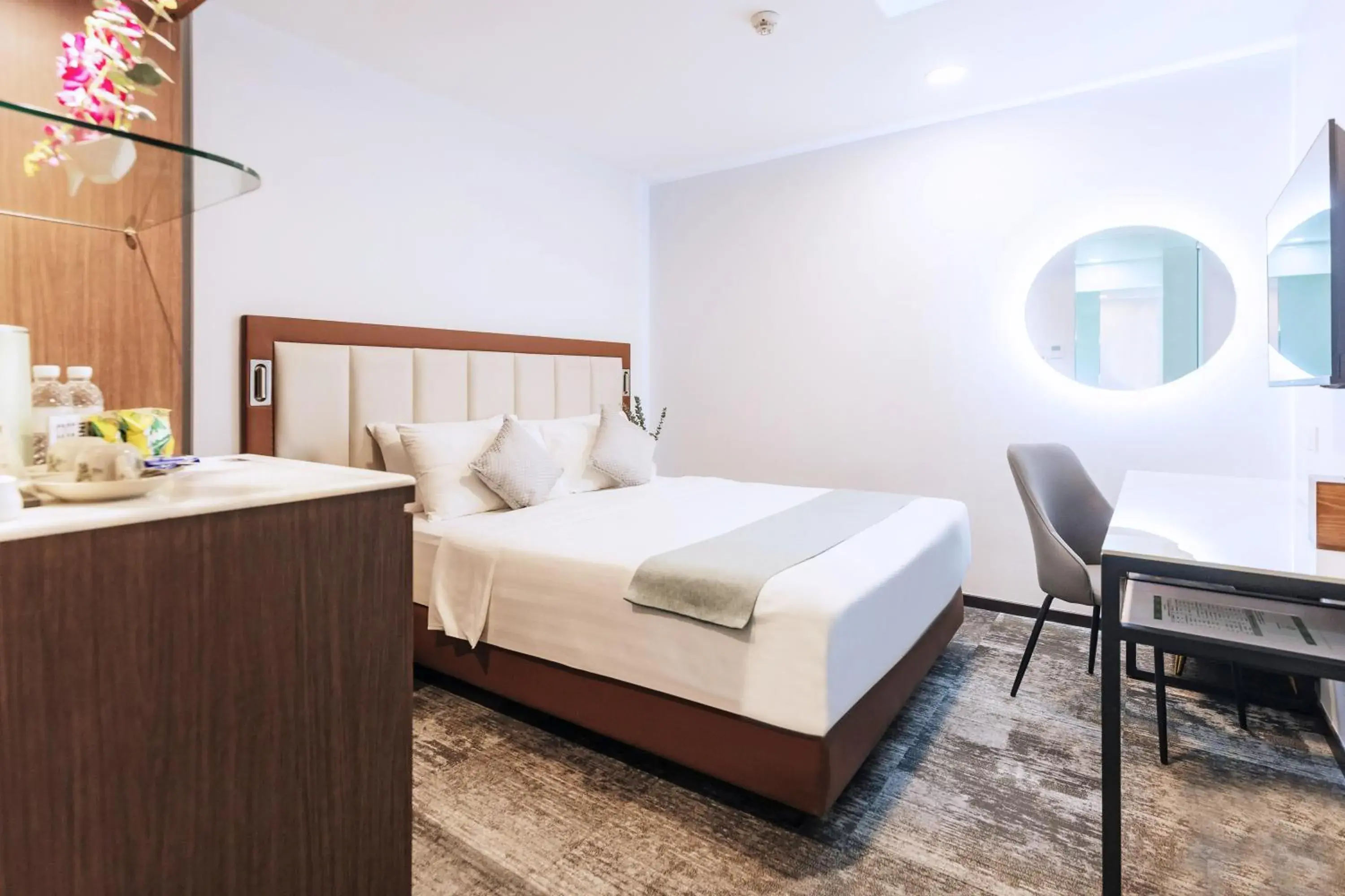 Superior Queen with Skylight & Bathtub (no window) in Santa Grand Hotel East Coast a NuVe Group Collection Superior Queen with Skylight & Bathtub (no window) in Santa Grand Hotel East Coast a NuVe Group Collection