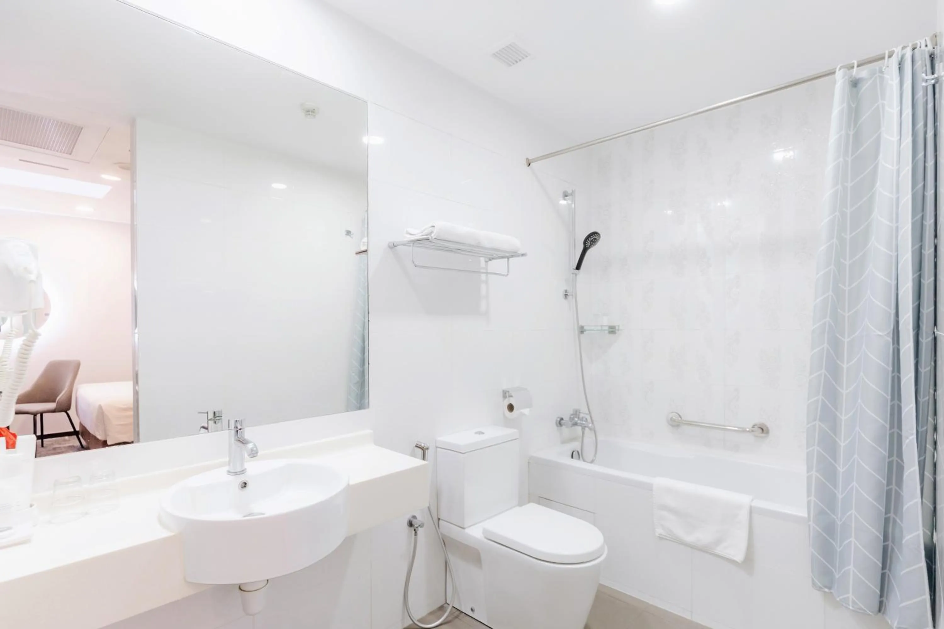 Shower in Santa Grand Hotel East Coast a NuVe Group Collection