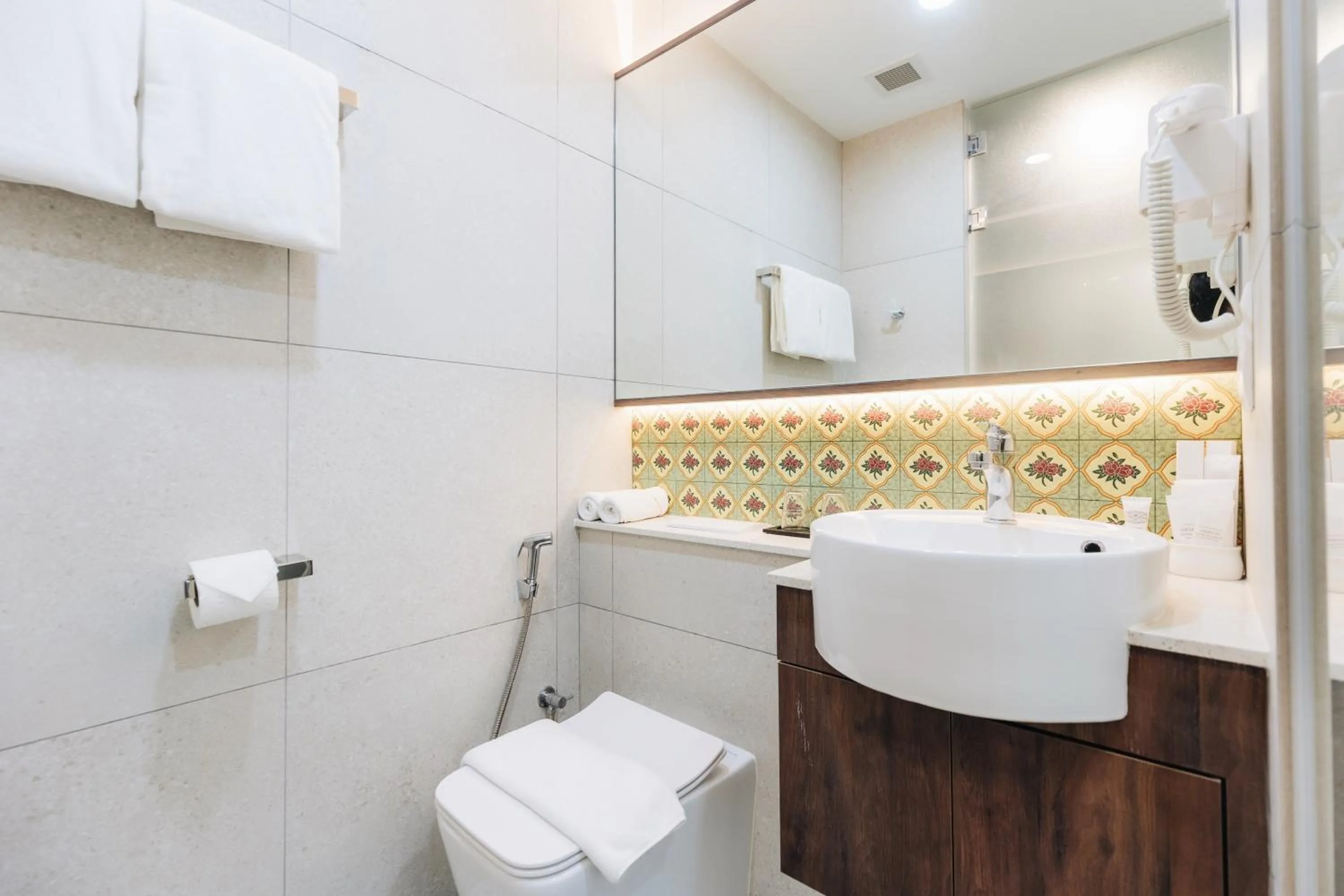 Shower in Santa Grand Hotel East Coast a NuVe Group Collection