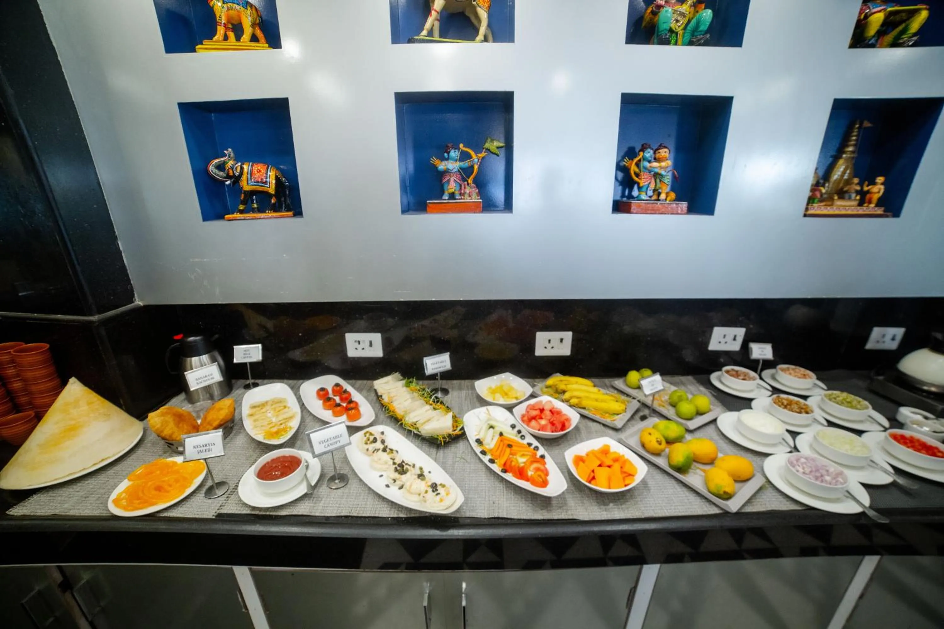 Buffet breakfast in Pearl Courtyard