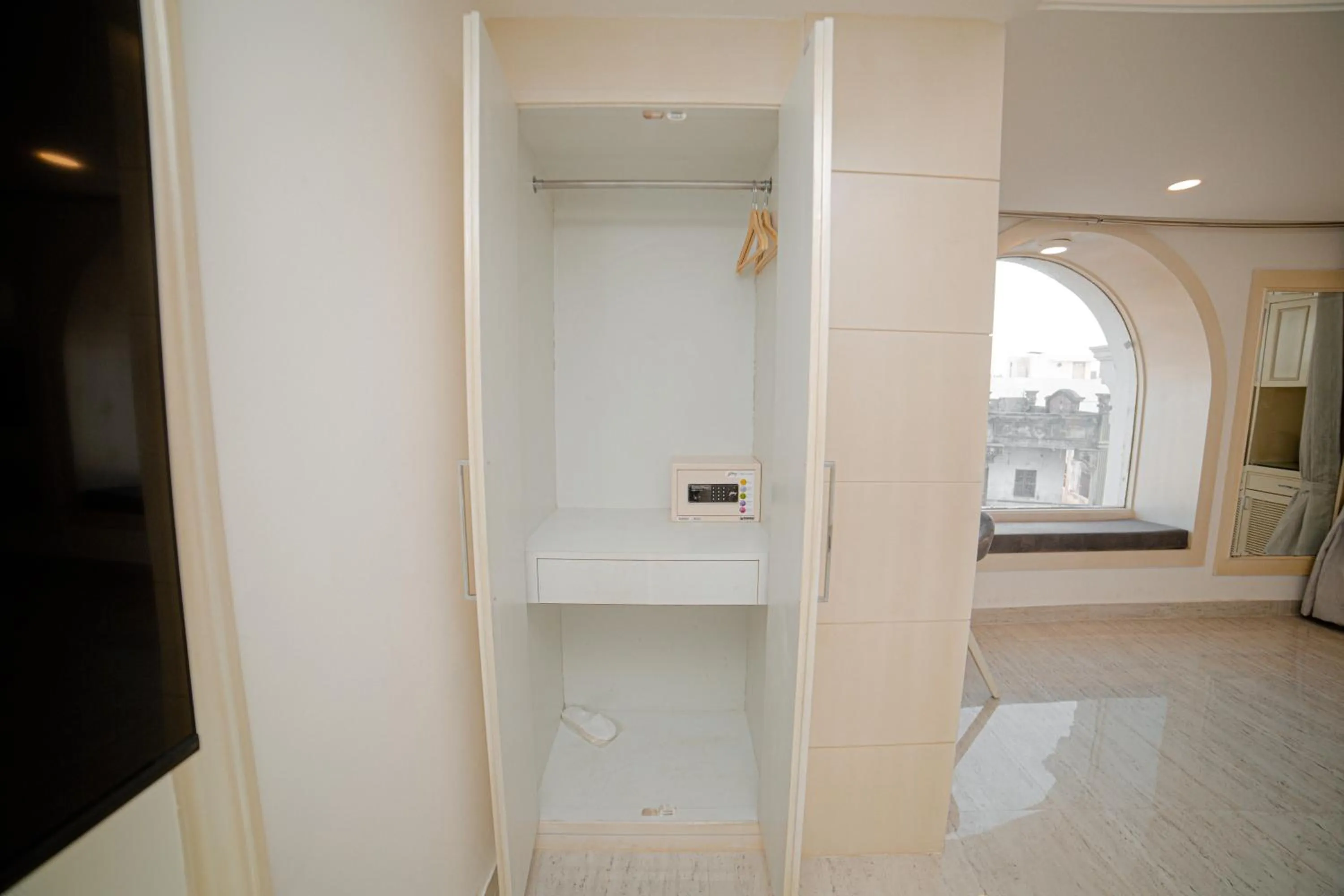 microwave in Pearl Courtyard