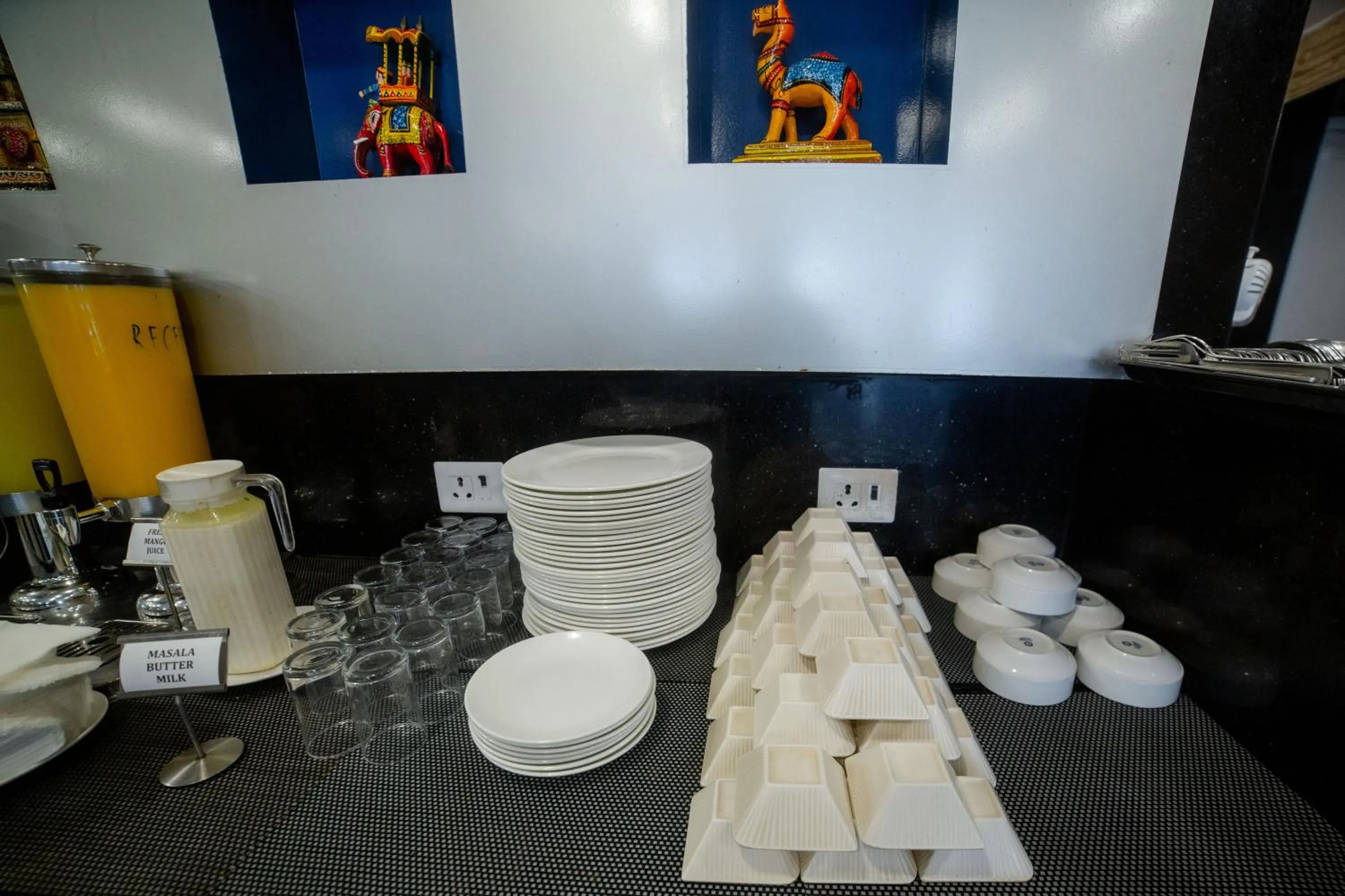 Breakfast in Pearl Courtyard