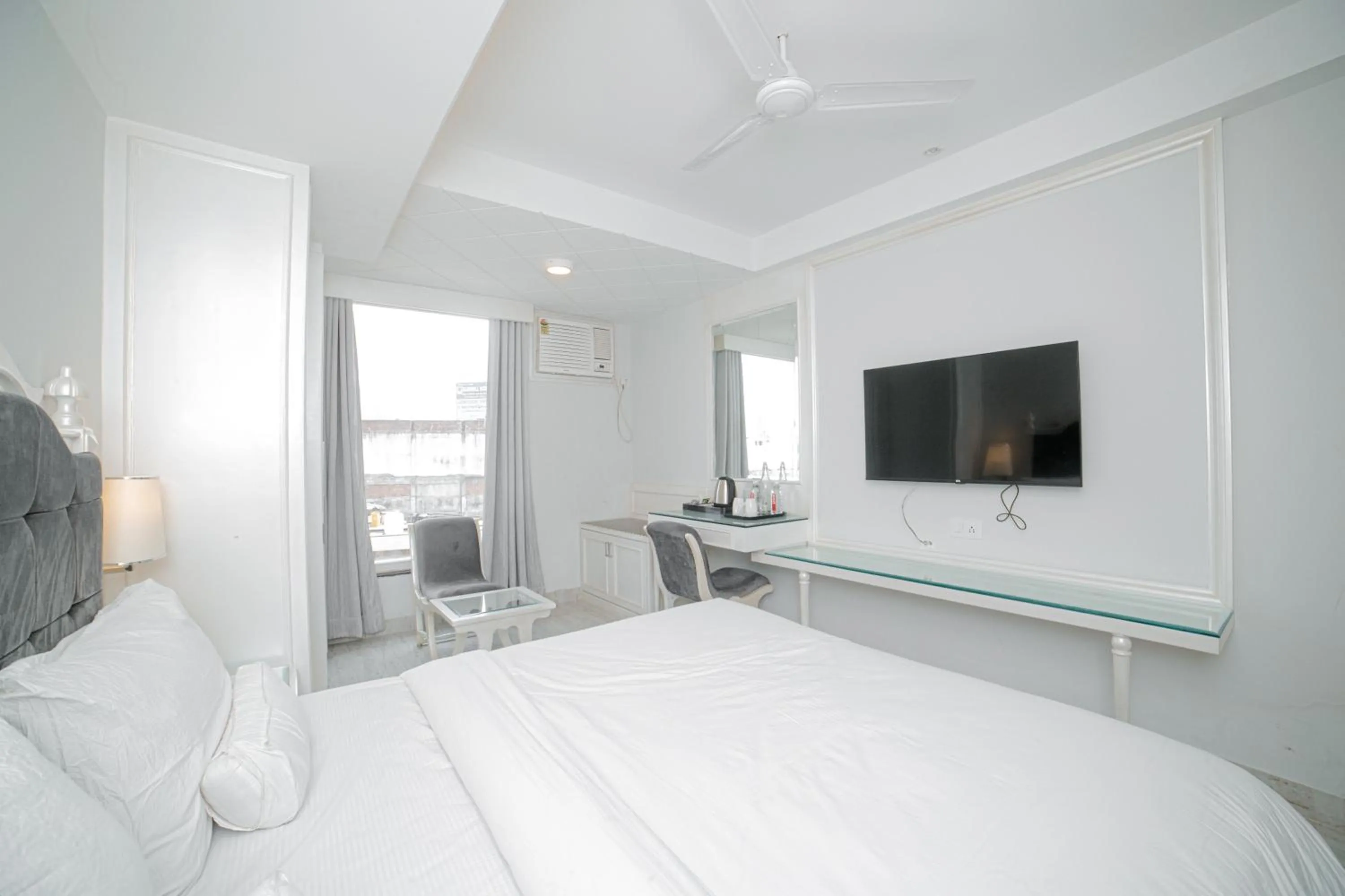 Communal lounge/ TV room, Bed in Pearl Courtyard