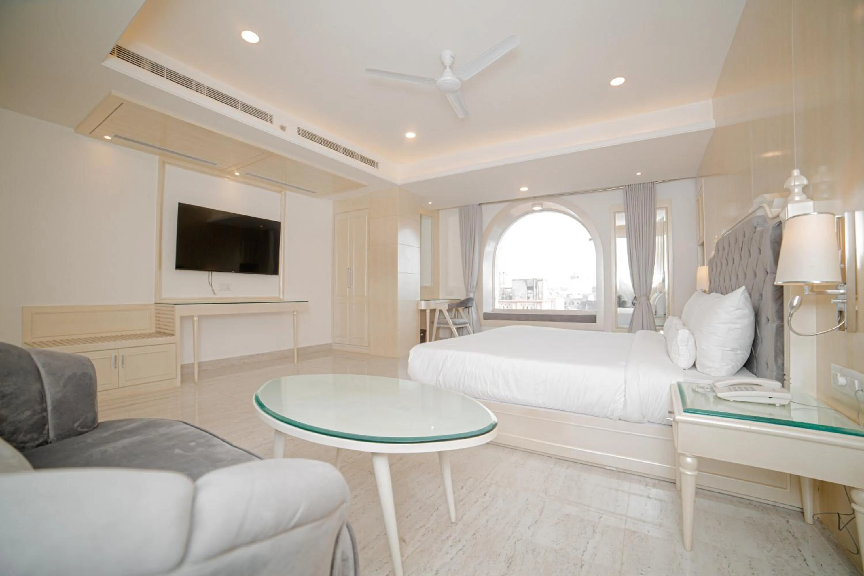 Photo of the whole room, Bed in Pearl Courtyard