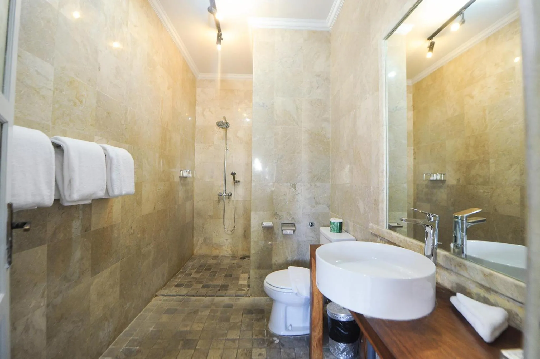 Bathroom in Bali Court Hotel & Apartment