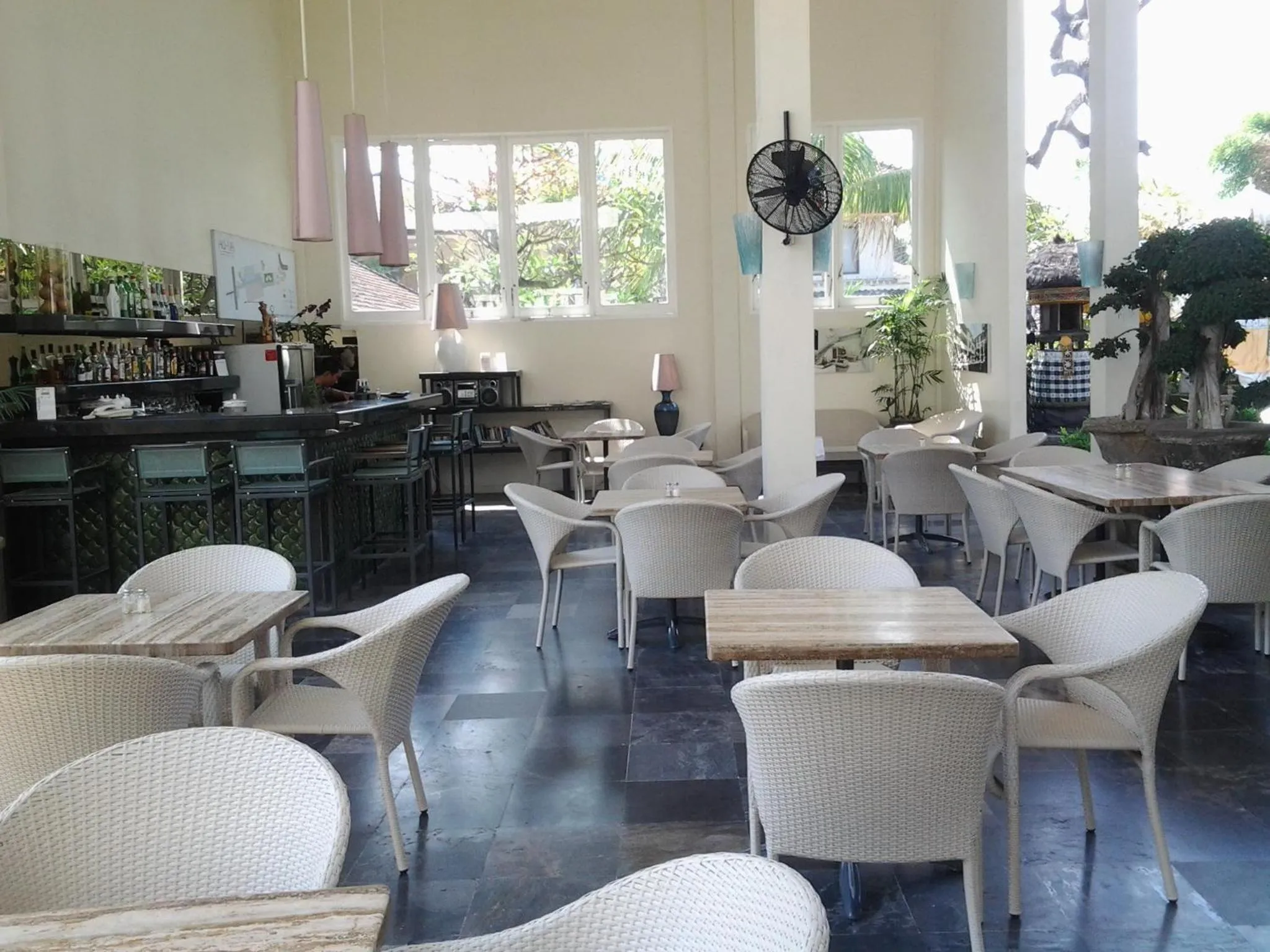 Restaurant/places to eat in Bali Court Hotel & Apartment