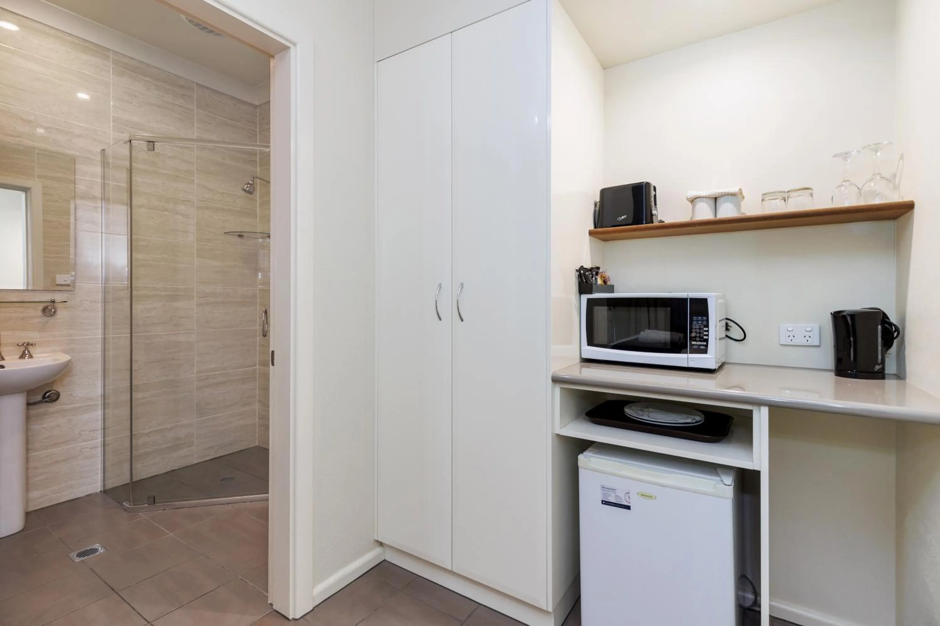 Shower in Amaroo Motel