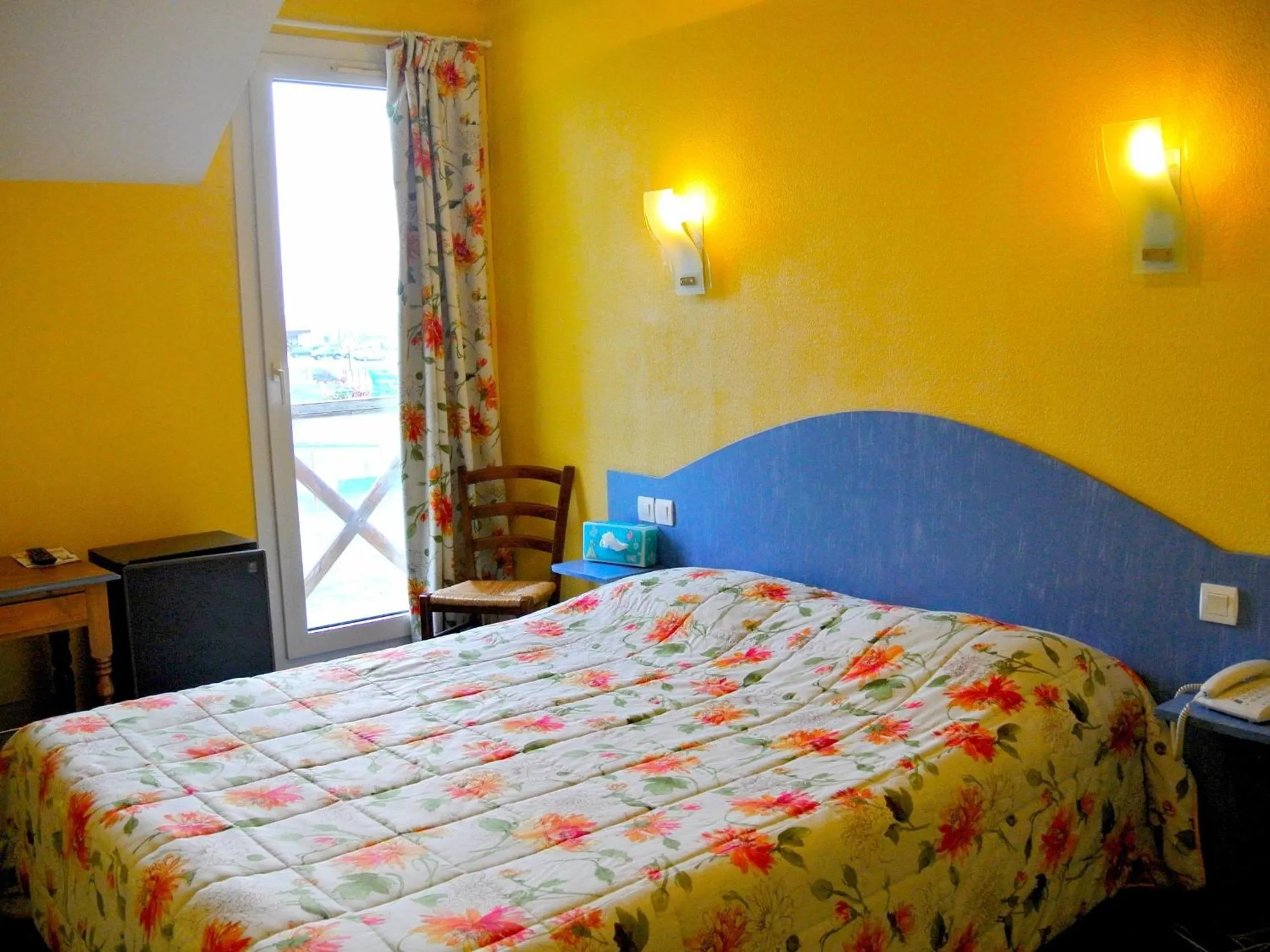 Bed in Logis Argonne Hôtel