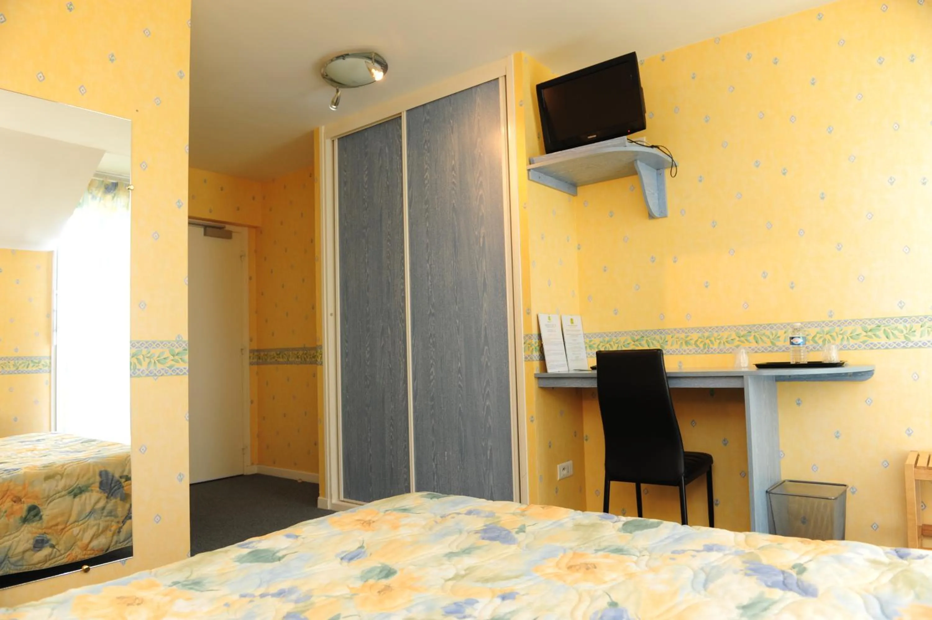 Bed in Logis Argonne Hôtel