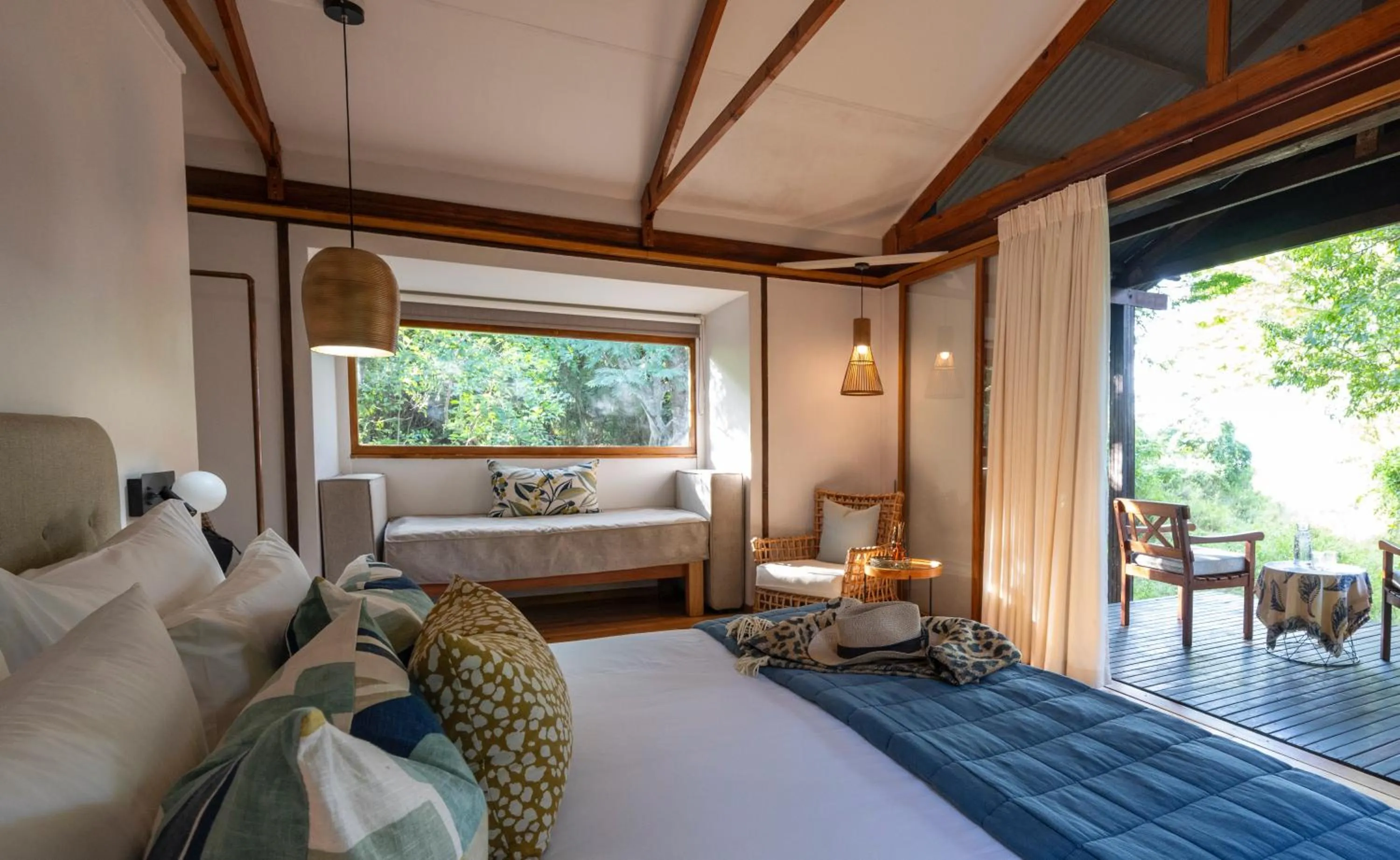 Photo of the whole room, Bed in Makakatana Bay Lodge