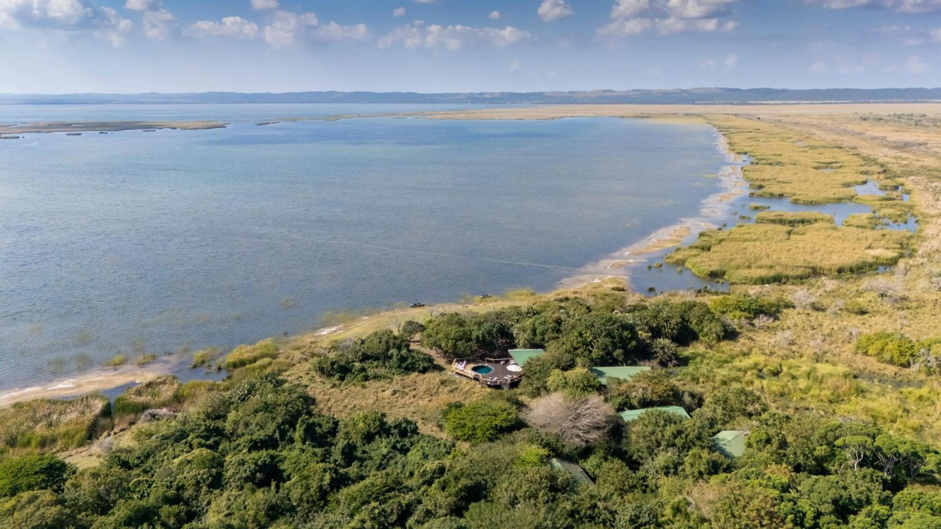 Property building in Makakatana Bay Lodge