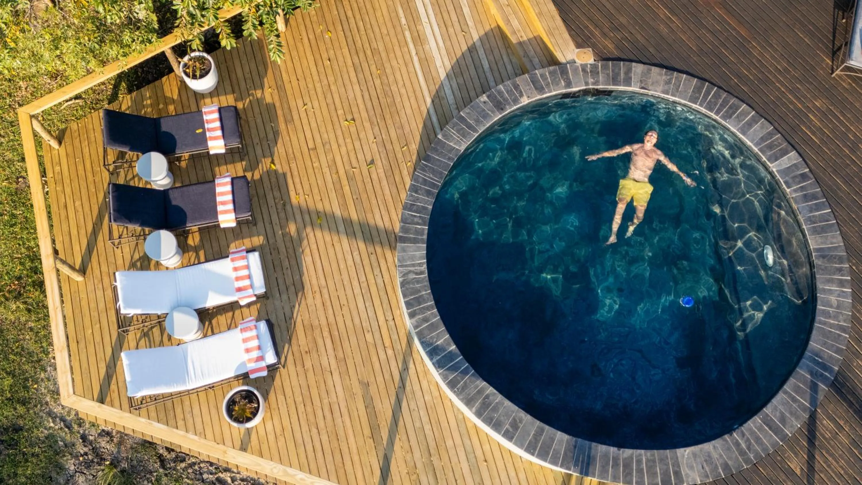 Swimming pool in Makakatana Bay Lodge