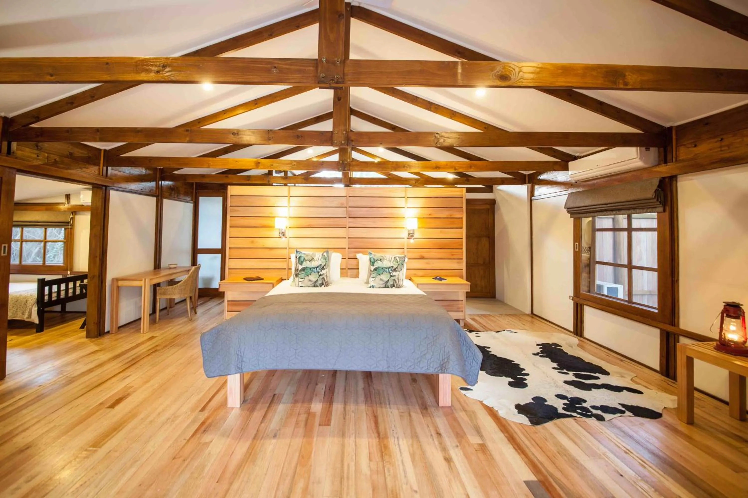 Photo of the whole room, Bed in Makakatana Bay Lodge