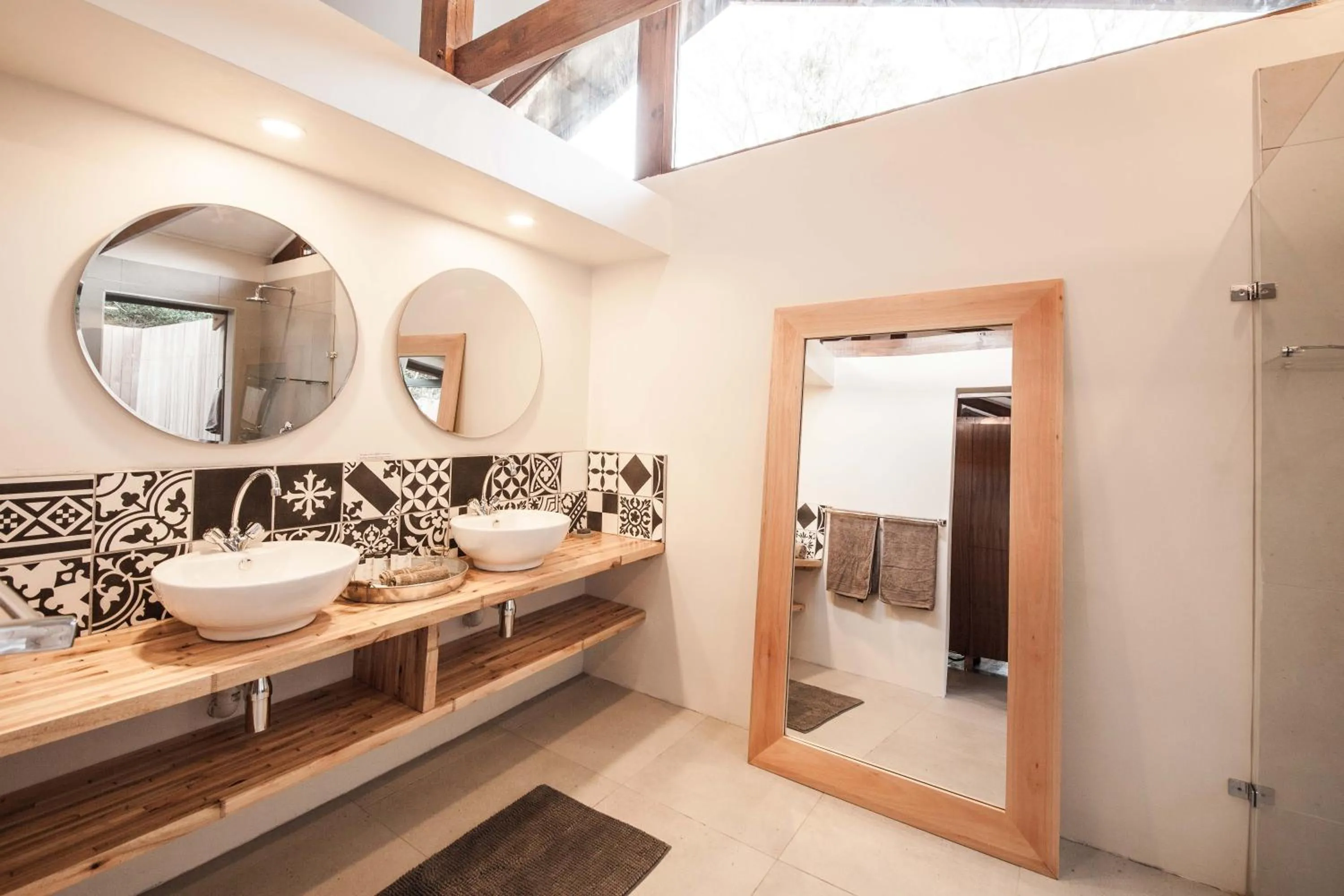 Bathroom in Makakatana Bay Lodge