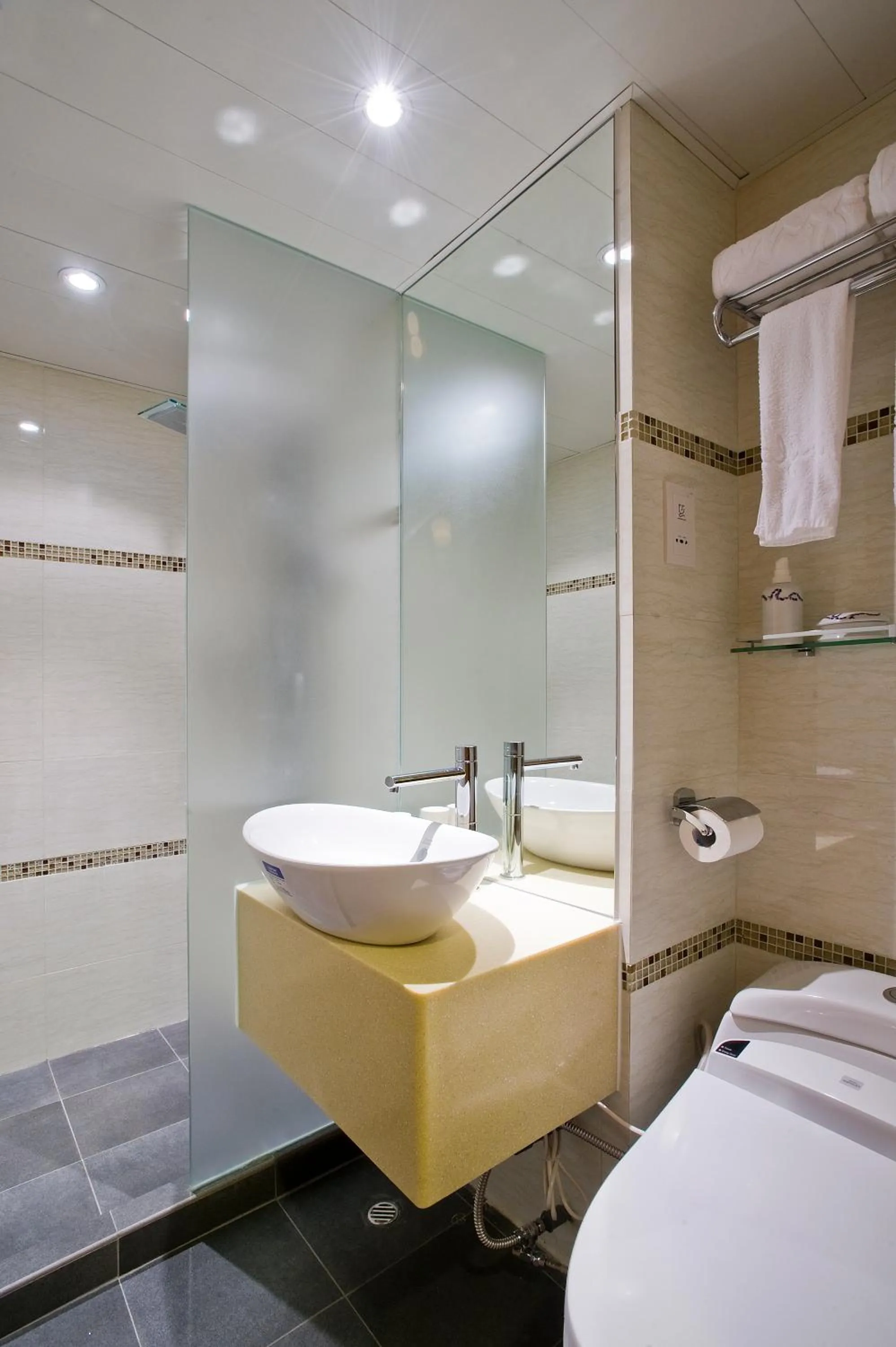 Bathroom, Bed in Mingle With The Star