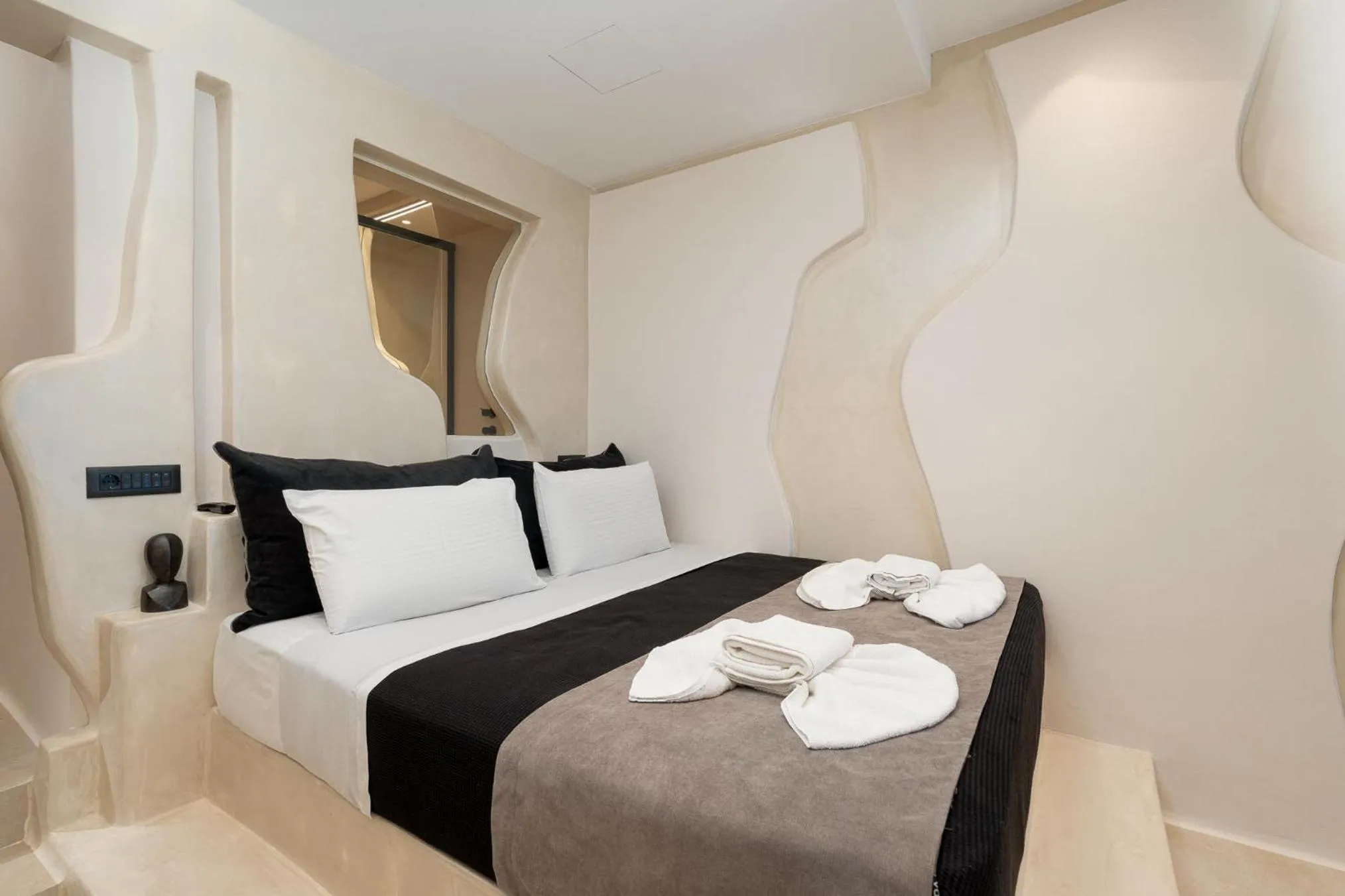 Portara Seaside Luxury Suites