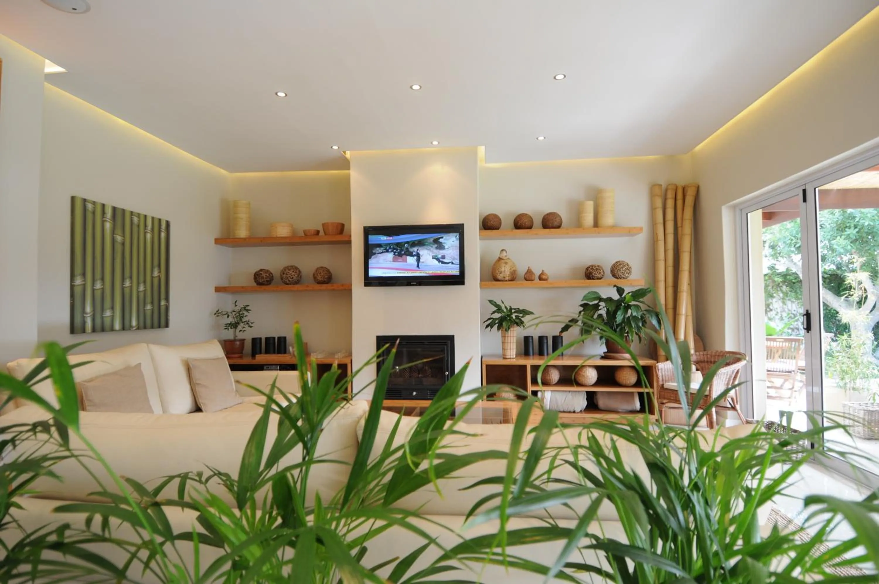 Communal lounge/ TV room in Bamboo Guest House