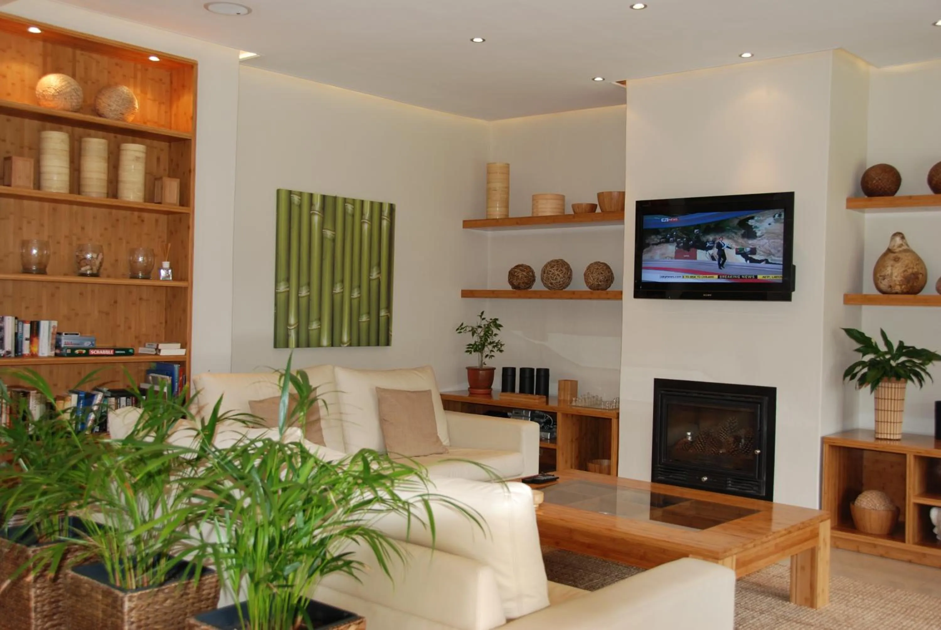 Communal lounge/ TV room in Bamboo Guest House