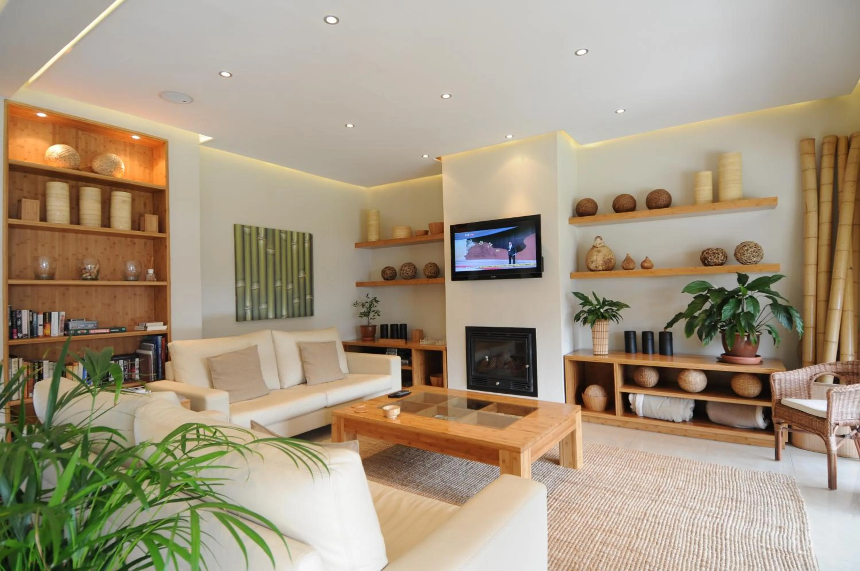 Communal lounge/ TV room in Bamboo Guest House