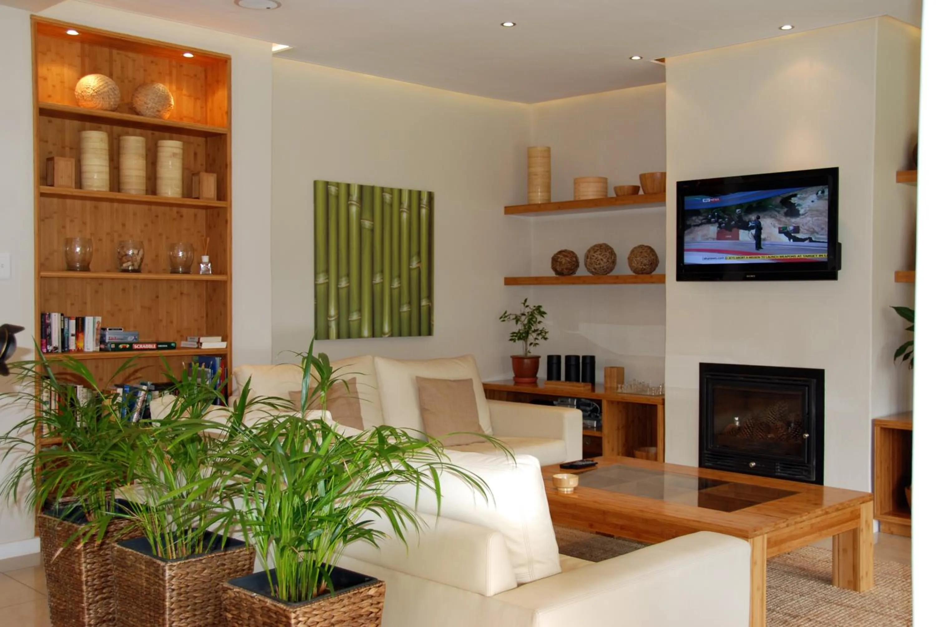 Communal lounge/ TV room in Bamboo Guest House