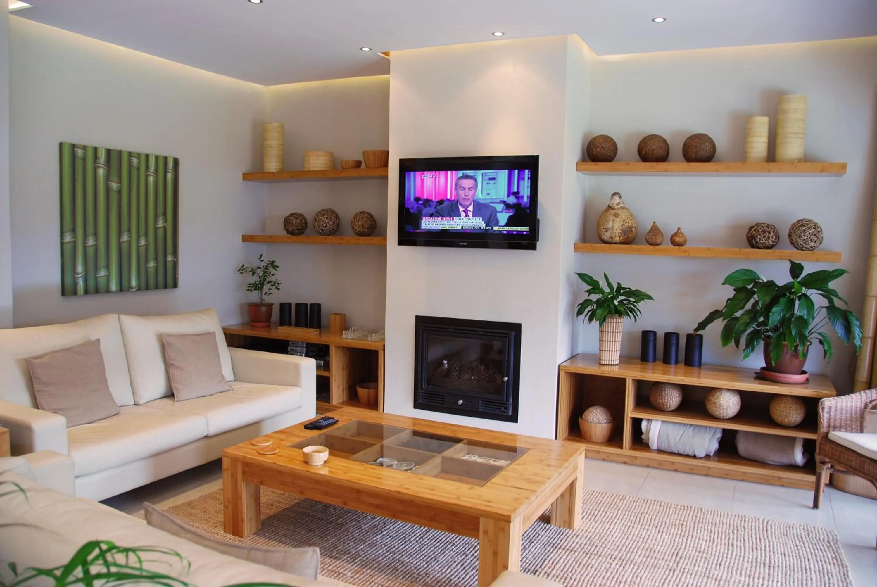 Communal lounge/ TV room in Bamboo Guest House