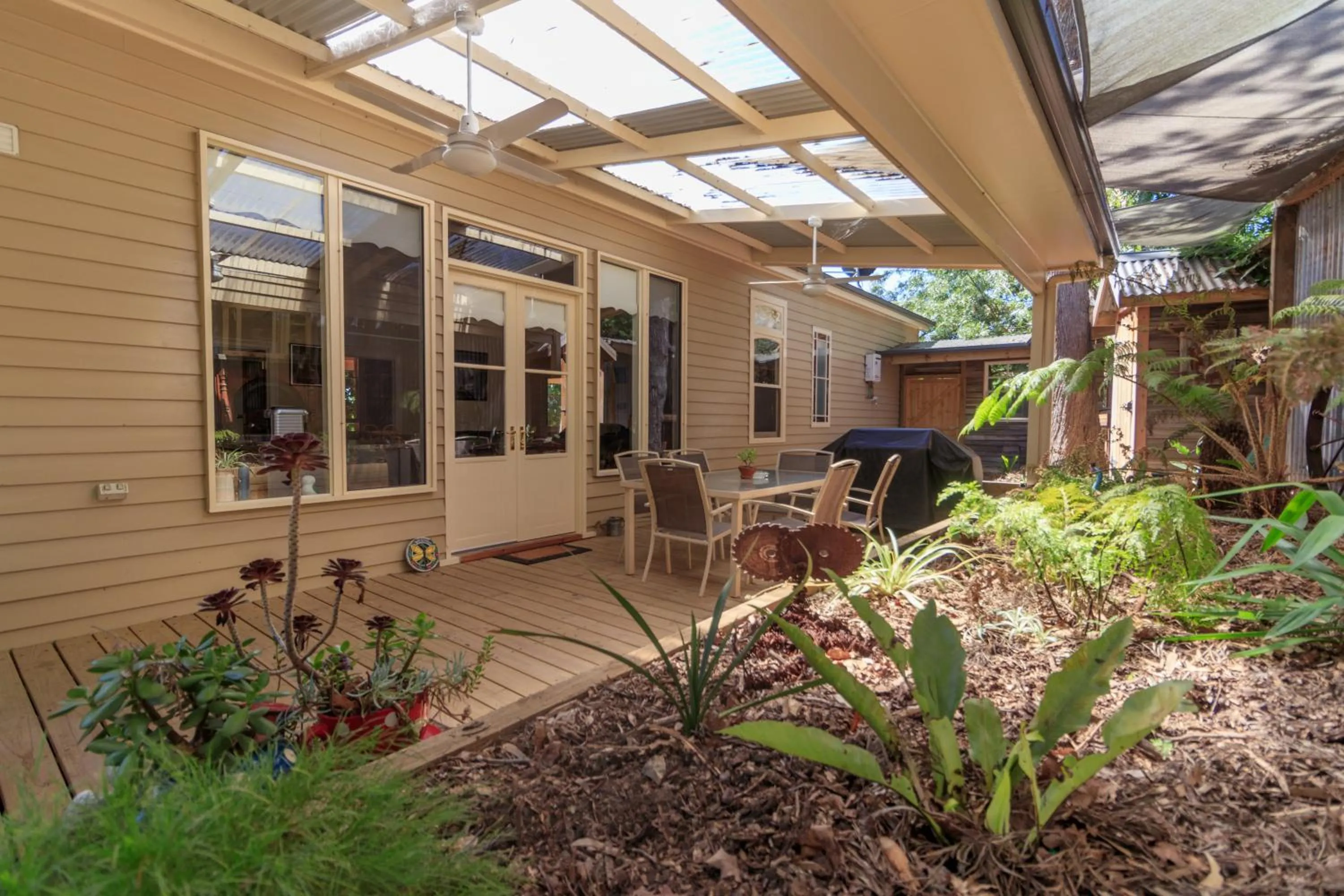 BBQ facilities in The Oaks Lilydale Accommodation