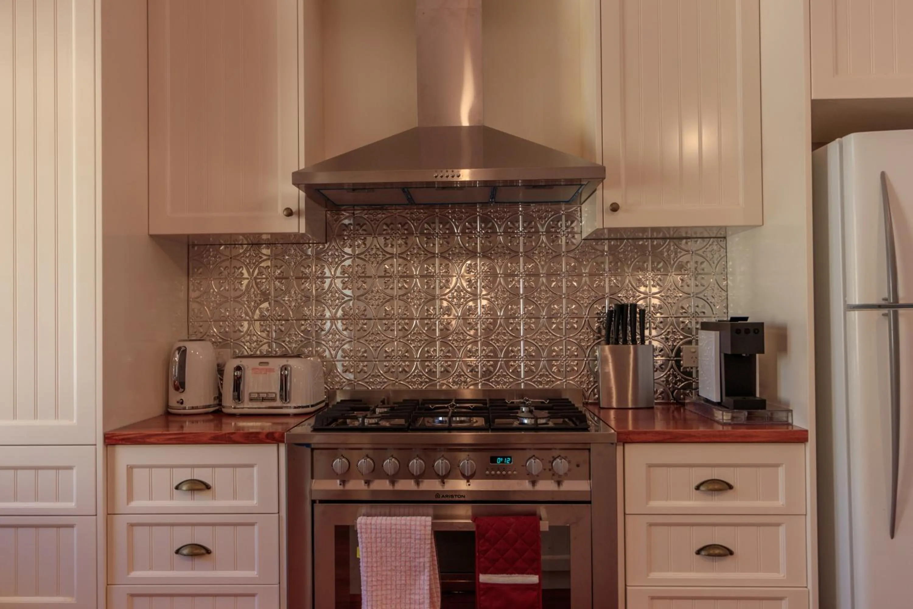 Kitchen or kitchenette in The Oaks Lilydale Accommodation