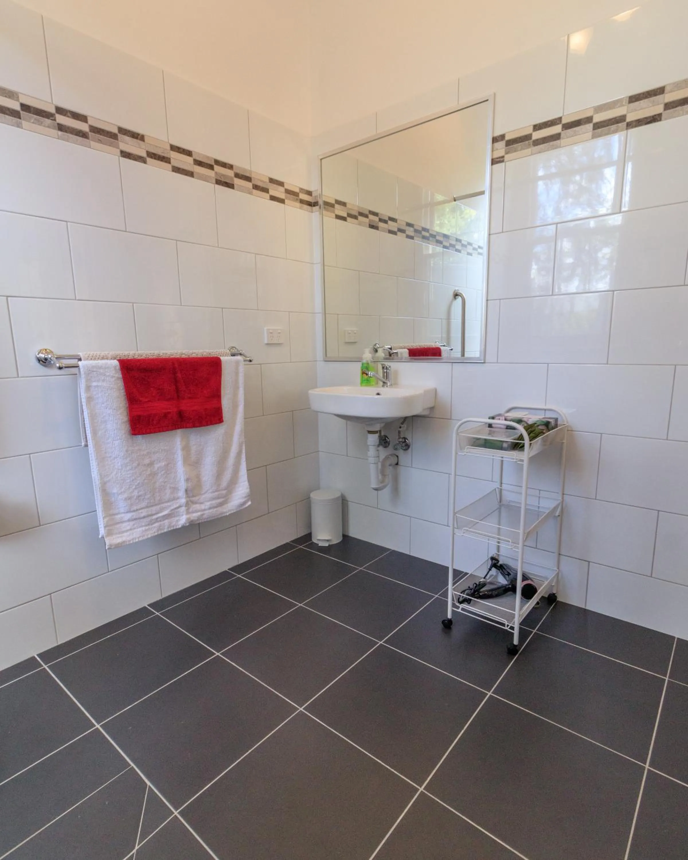 Bathroom in The Oaks Lilydale Accommodation