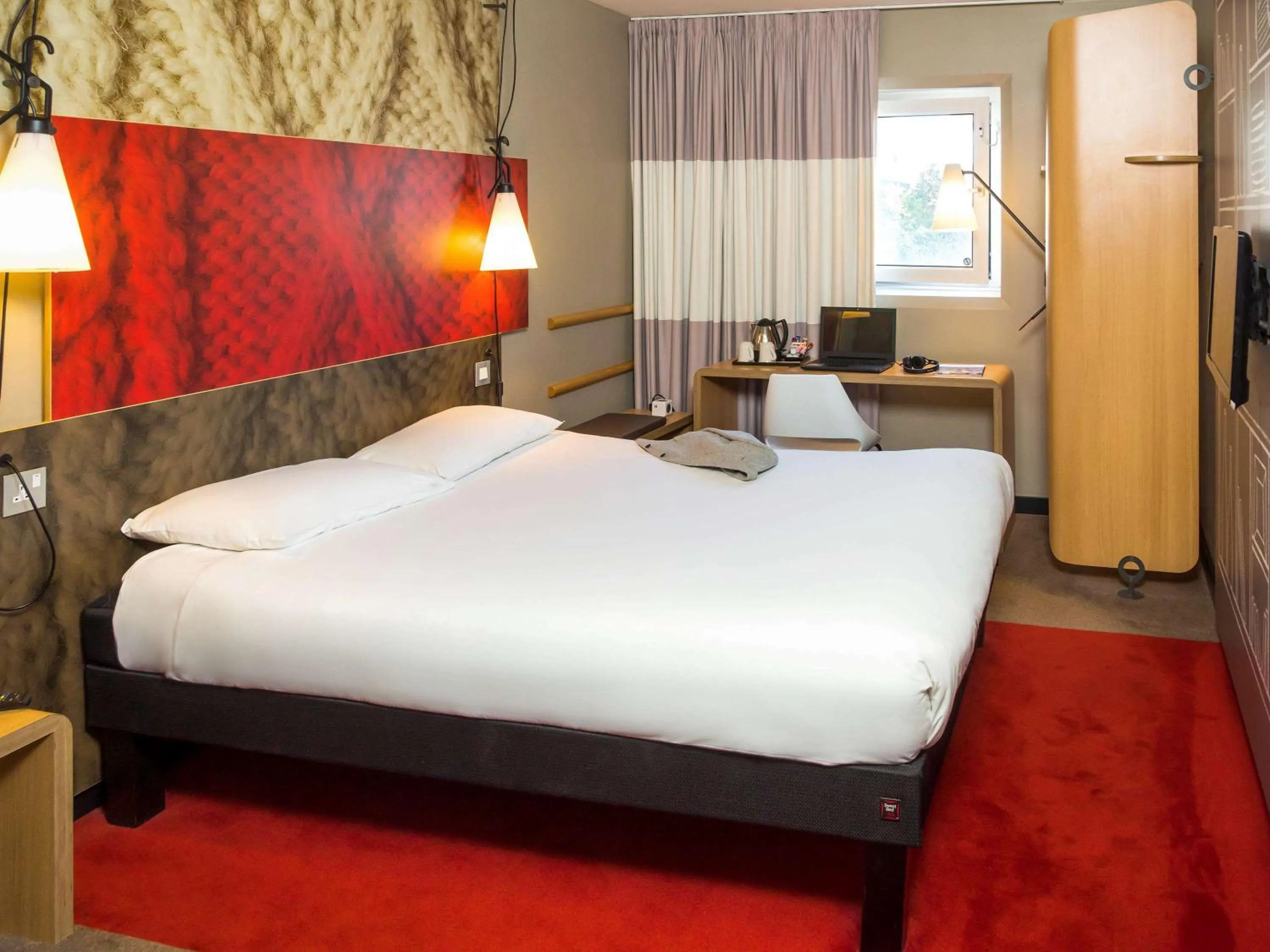 Photo of the whole room in ibis Birmingham Bordesley
