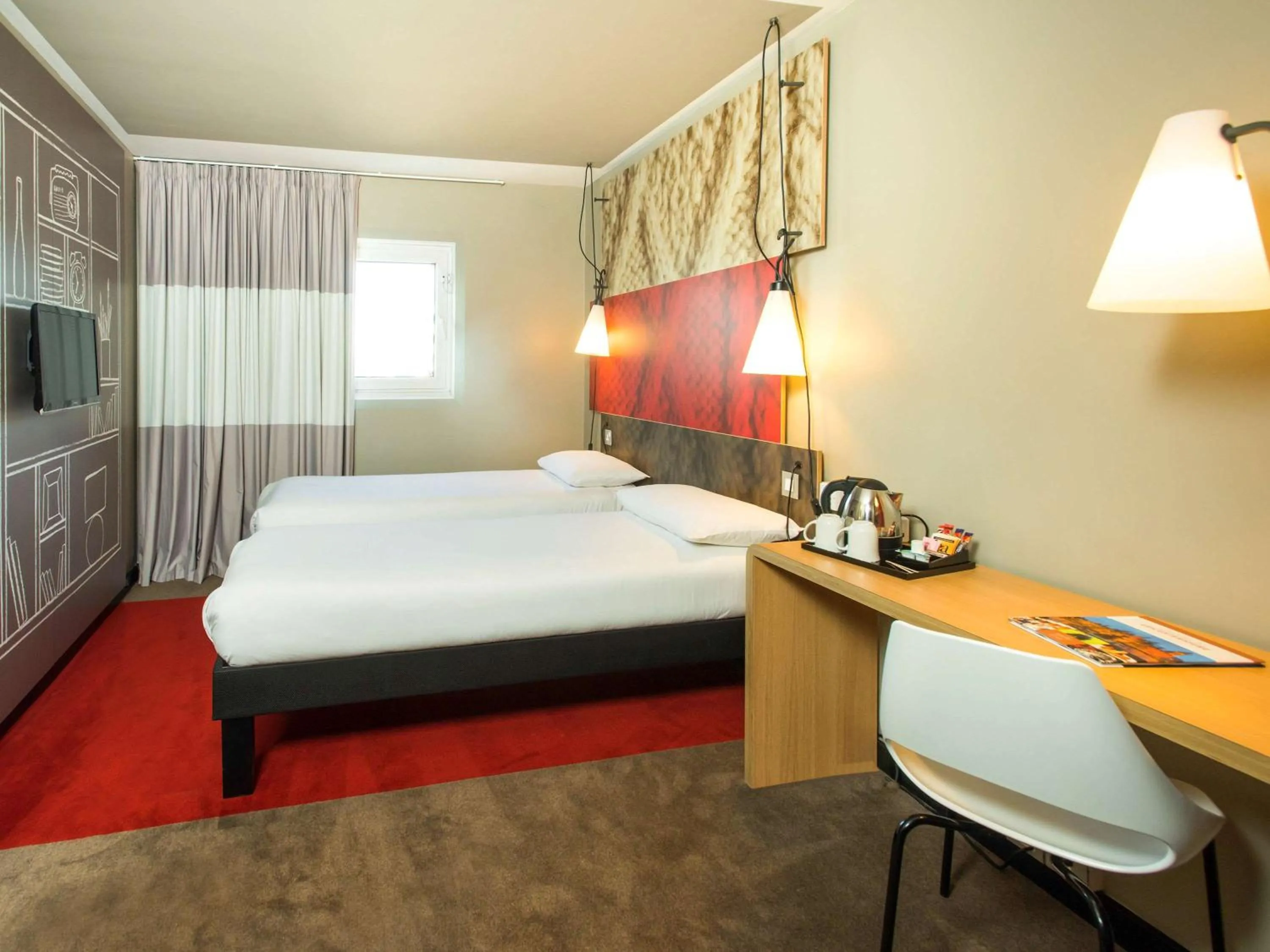 Photo of the whole room in ibis Birmingham Bordesley