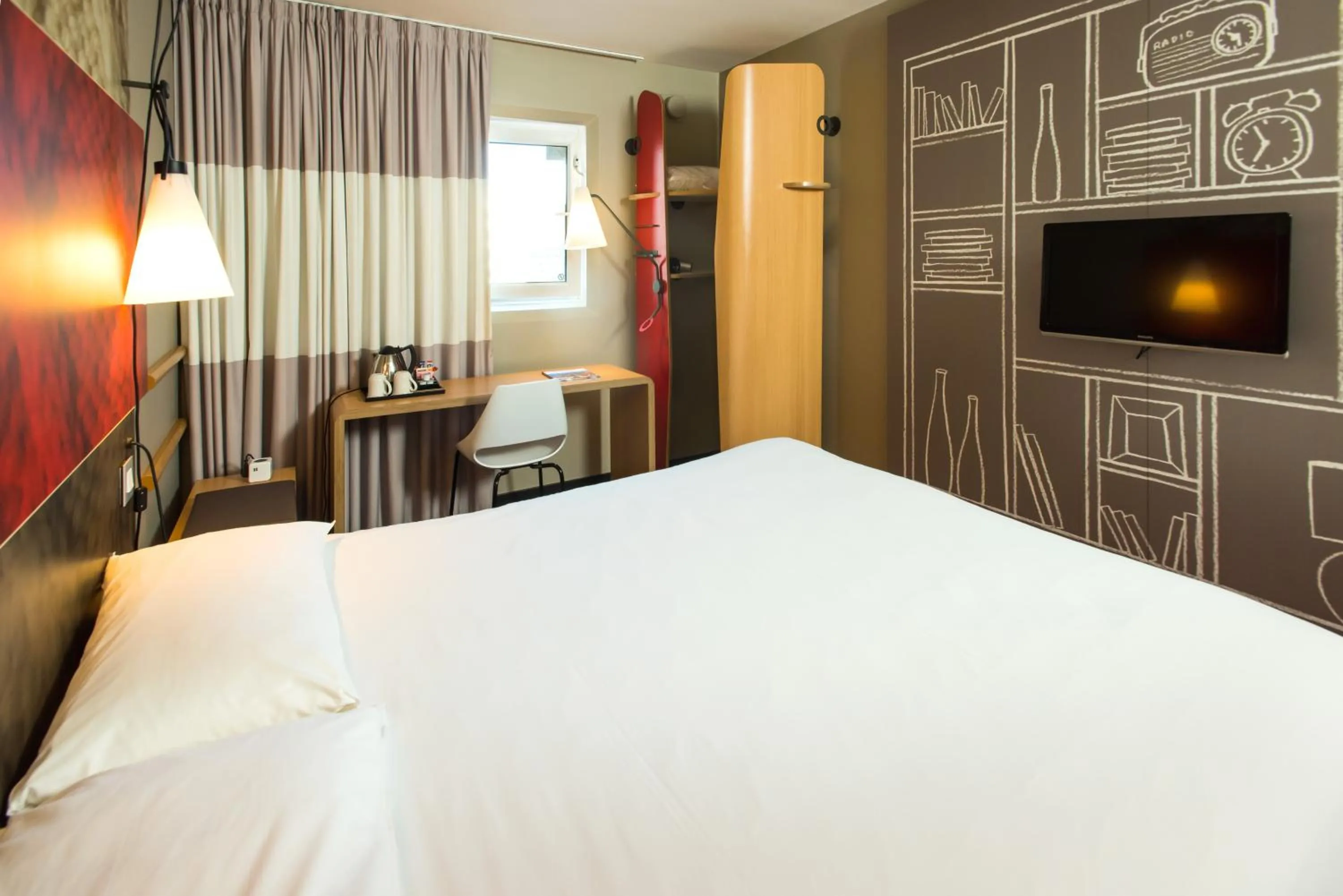 Bed, TV/Entertainment Center in ibis Birmingham Bordesley