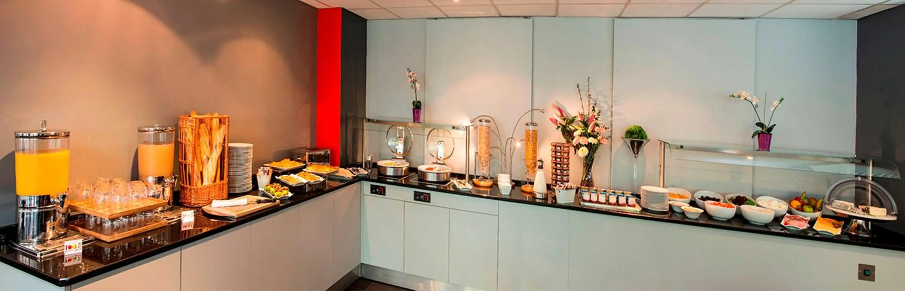 Restaurant/places to eat in Hôtel Inn Design Paris Saint Quentin