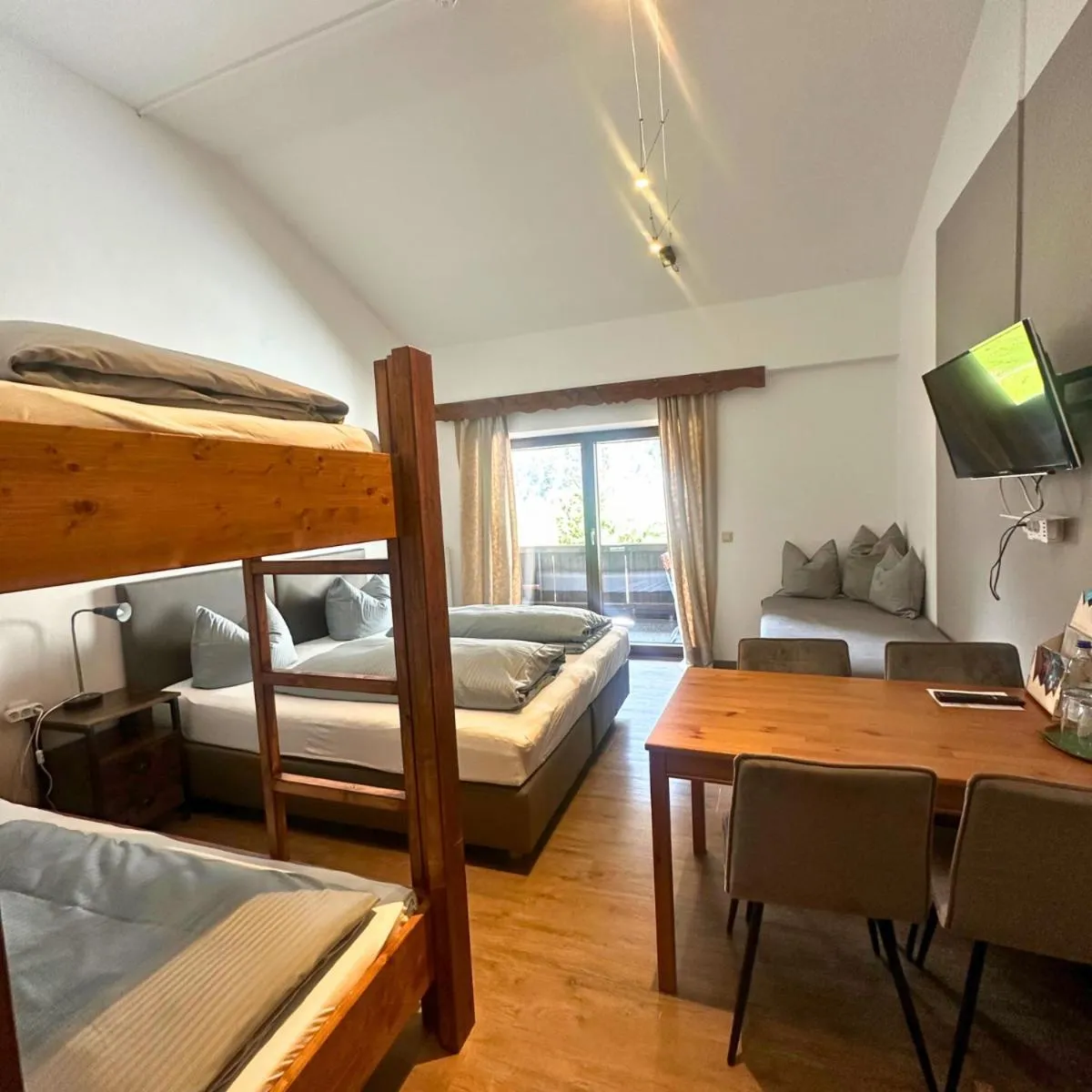 TV and multimedia, Bed in Pension Almhof Baumgarten