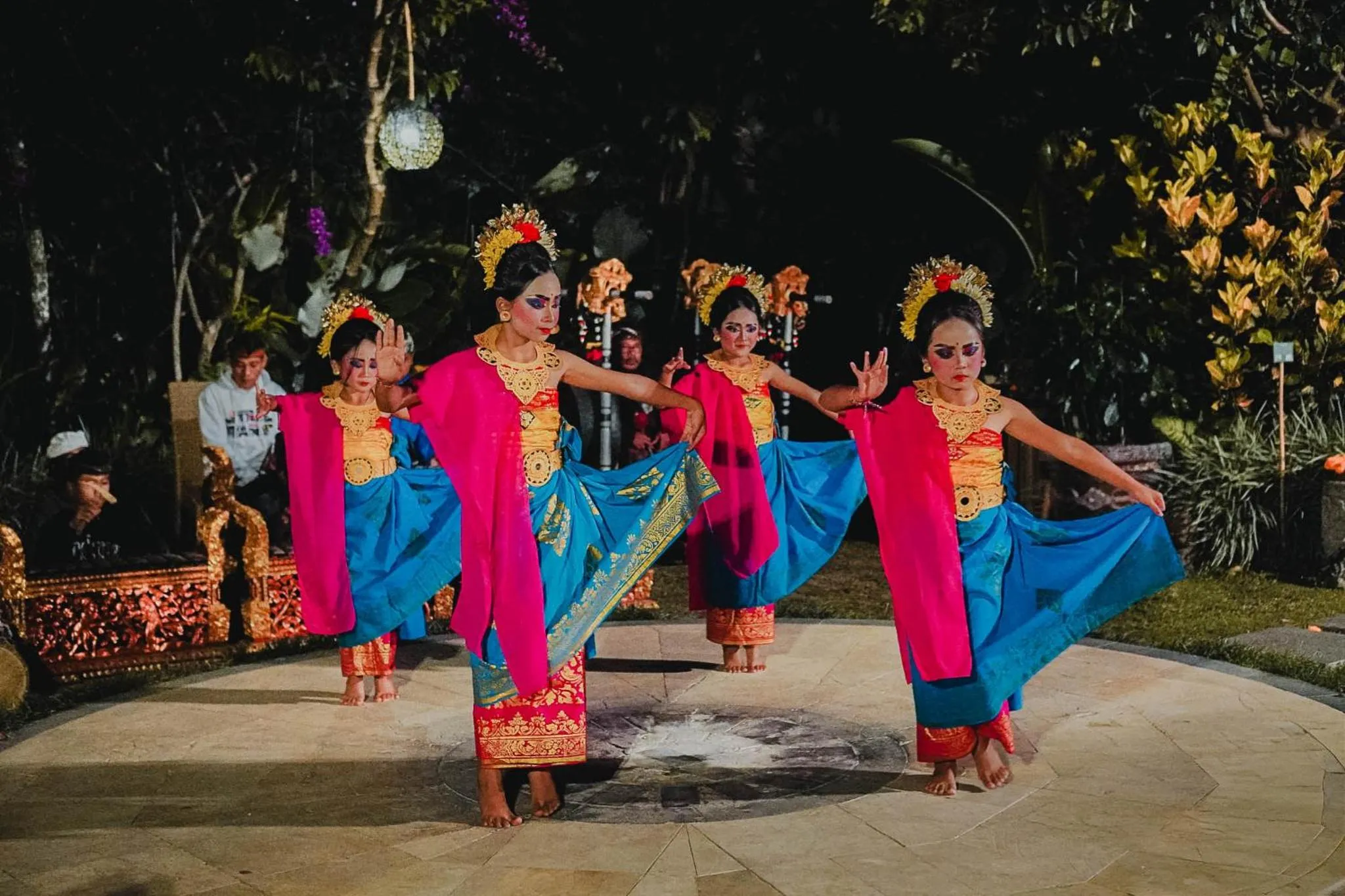 Evening entertainment in Munduk Moding Plantation Nature Resort